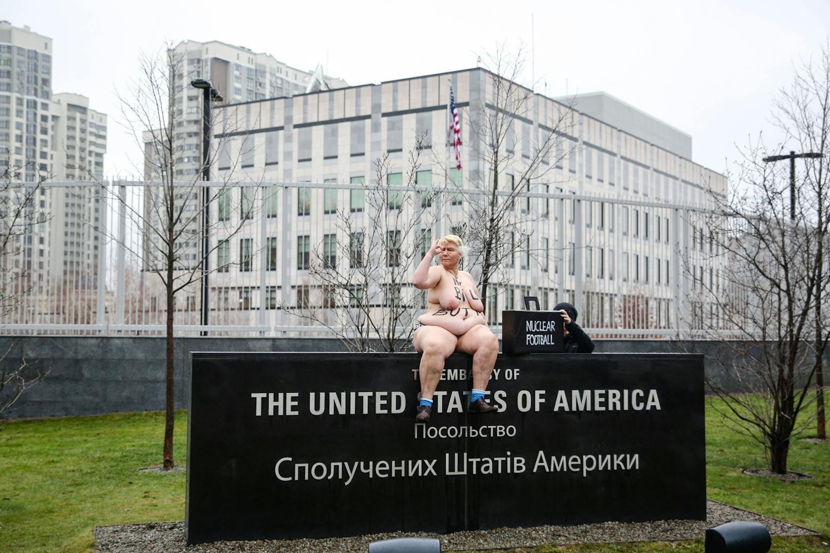 Am Sonntagabend gab das US-Außenministerium die Anweisung, dass Angehörige der US-Diplomaten in Kiew das Land verlassen sollen.