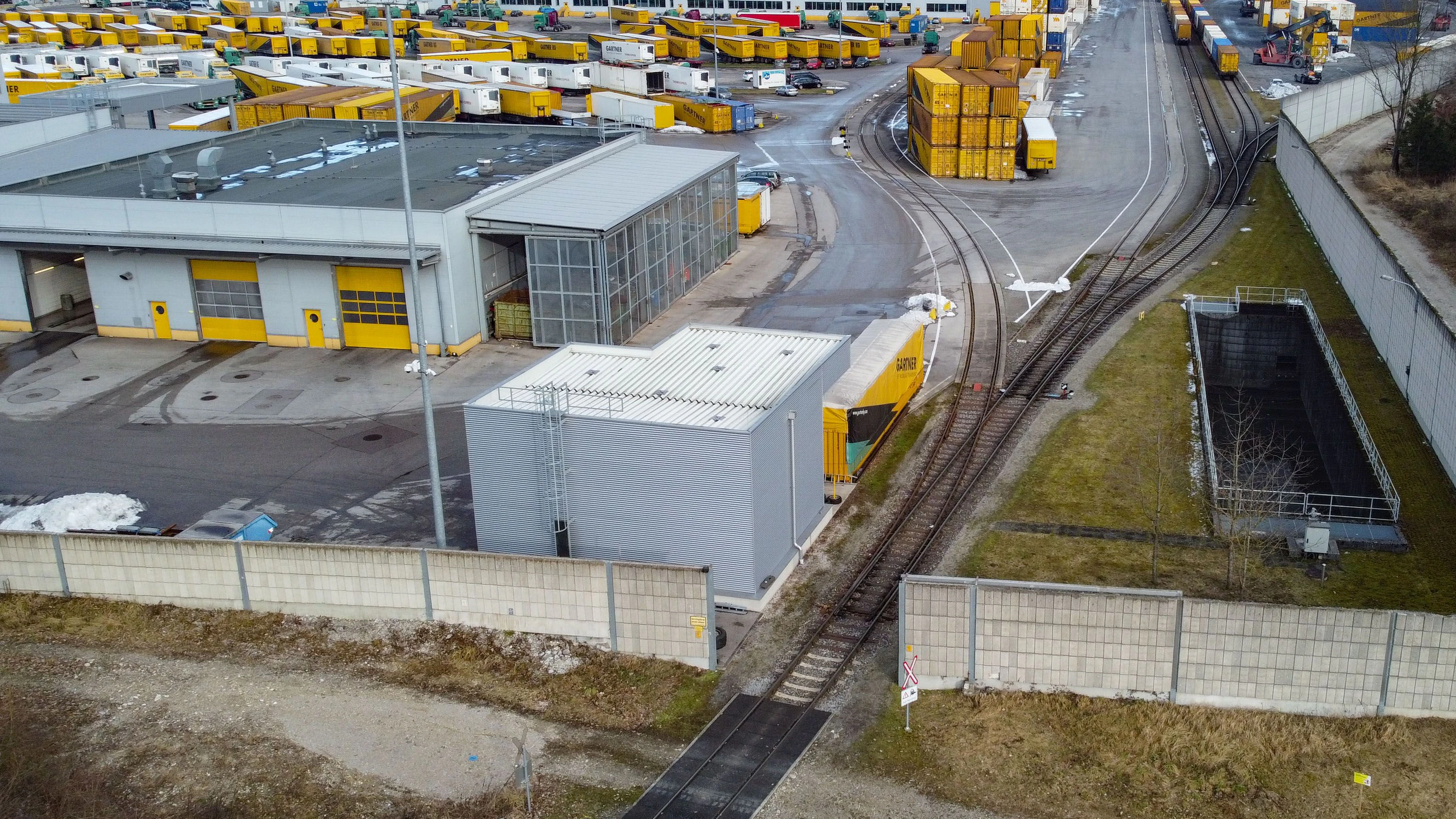 In Lambach wurde die Leiche eines Mannes gefunden. Der Tote hatte Verbrennungen.