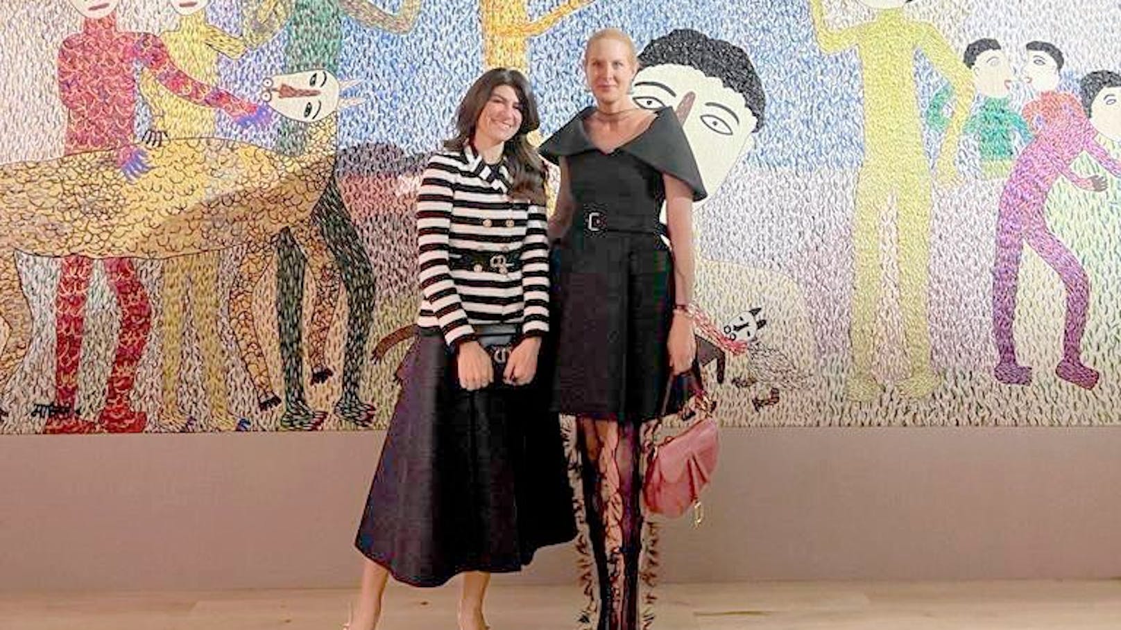 Verlegerin Eva Dichand und&nbsp;die Wiener Influencerin Sylvie Utudjian (<a href="https://www.instagram.com/uberchique/?hl=de">uberchique.com</a>) in Paris