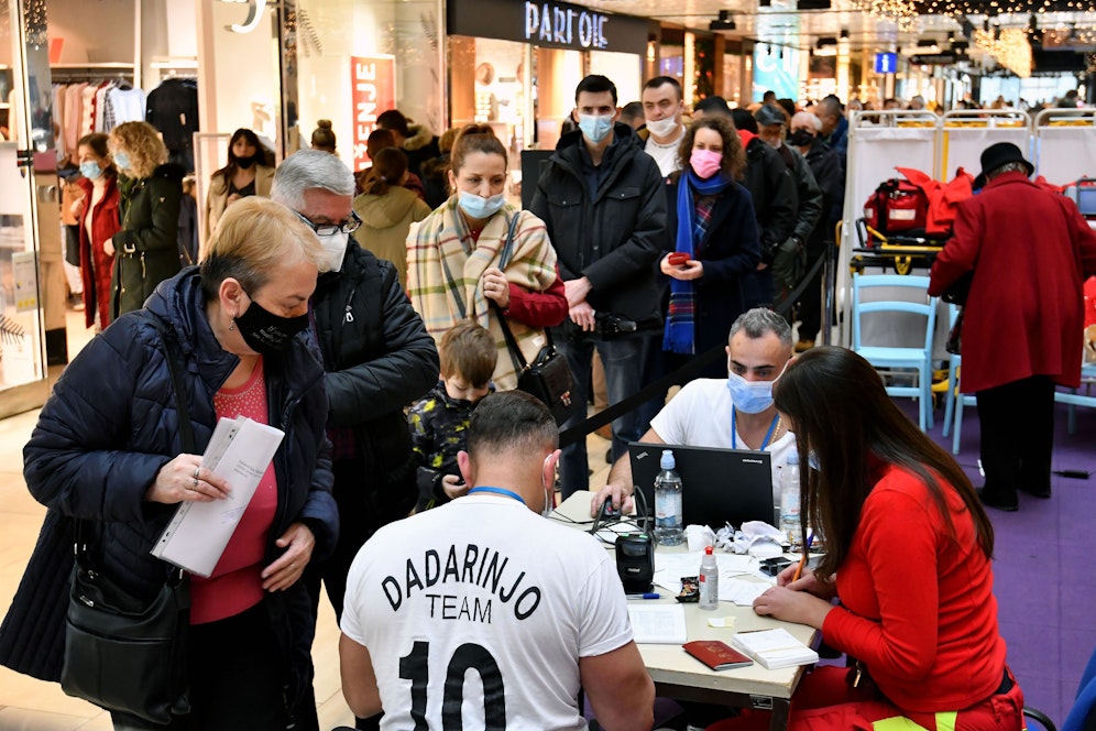 Eine Impfstation in einem Einkaufszentrum in Sarajevo – bei Reiserückkehrern explodieren die Fälle.