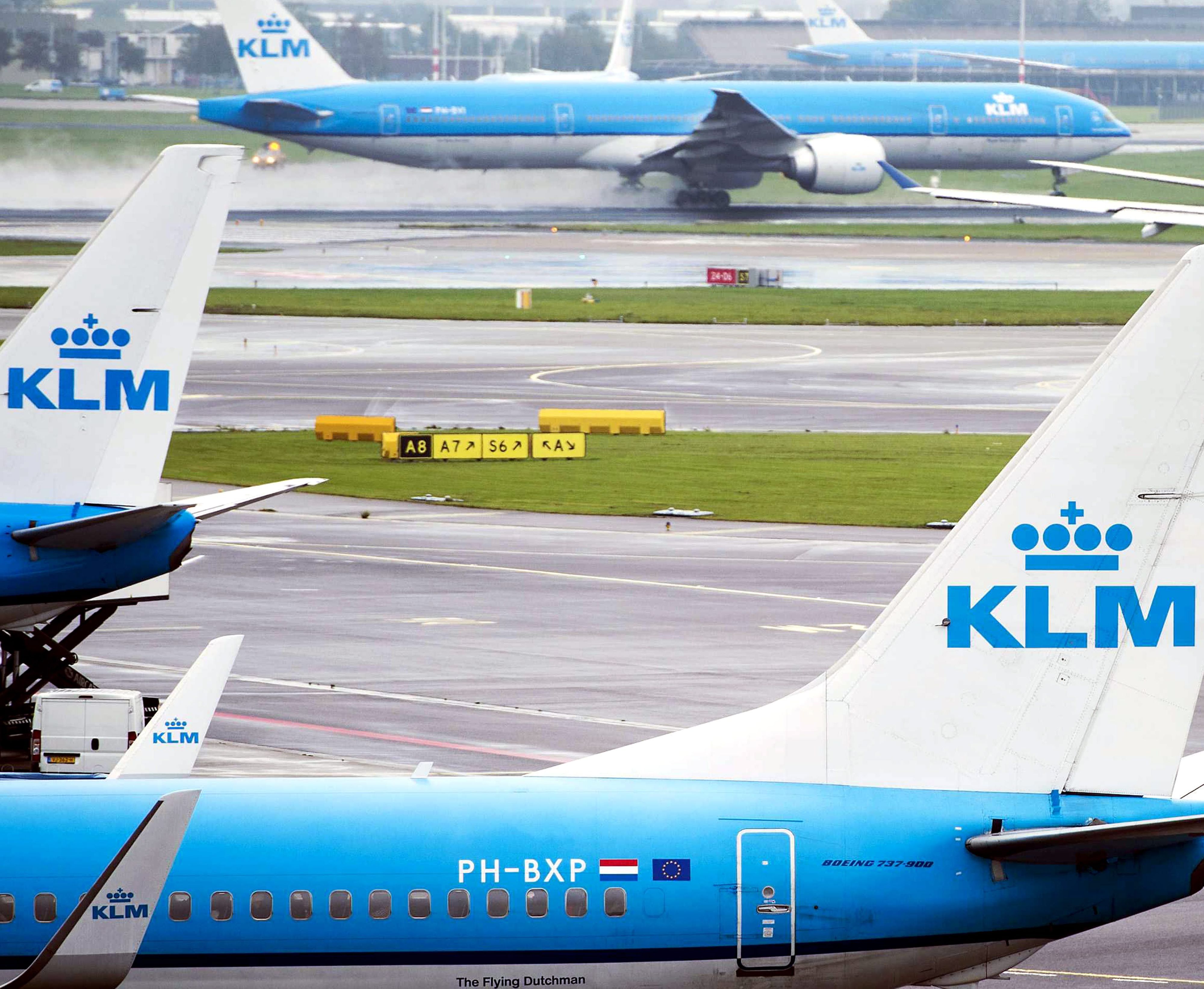 Download von www.picturedesk.com am 24.01.2022 (10:30).  epa04449273 A general view of Royal Dutch Airways (KLM) aircraft at Schiphol airport near Amsterdam, The Netherlands, 16 October 2014. Camiel Eurlings has resigned as CEO of KLM and will be succeeded by his deputy Pieter Elbers, though the company has so far not made a statement as to the cause of Eurlings departure, Eurling has stated that the ß500m costs of the strikes recently experienced by Air France, a company with which KLM merged in 2004, should not be paid by KLM which has consistently outperformed Air France. EPA/REMKO DE WAAL - 20141016_PD1735 - Rechteinfo: Rights Managed (RM)