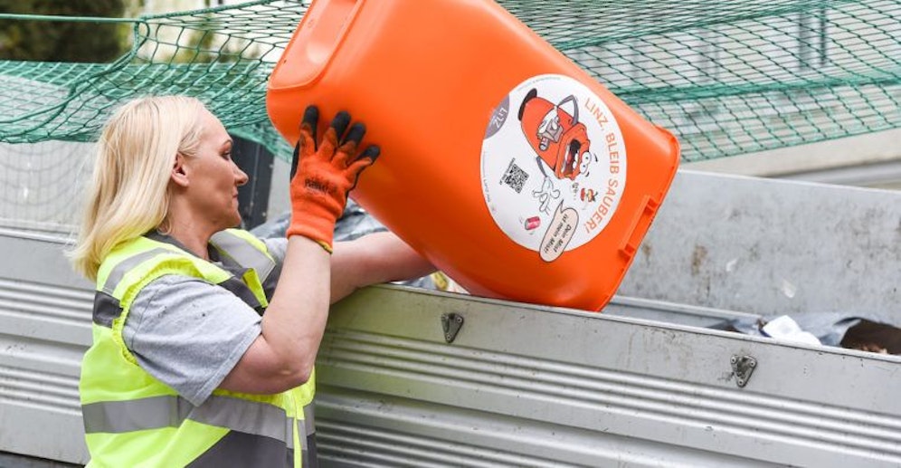 Entlang der Landstraße müssen die Mistkübel derzeit drei Mal täglich entleert werden.