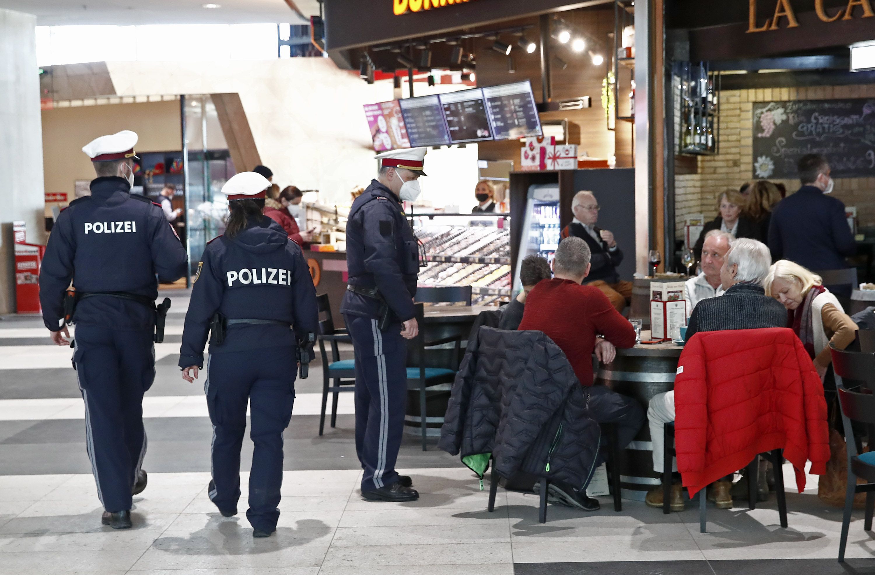 Kein Pardon: Die Polizei kontrolliert die Einhaltung der Corona-Vorschriften scharf.