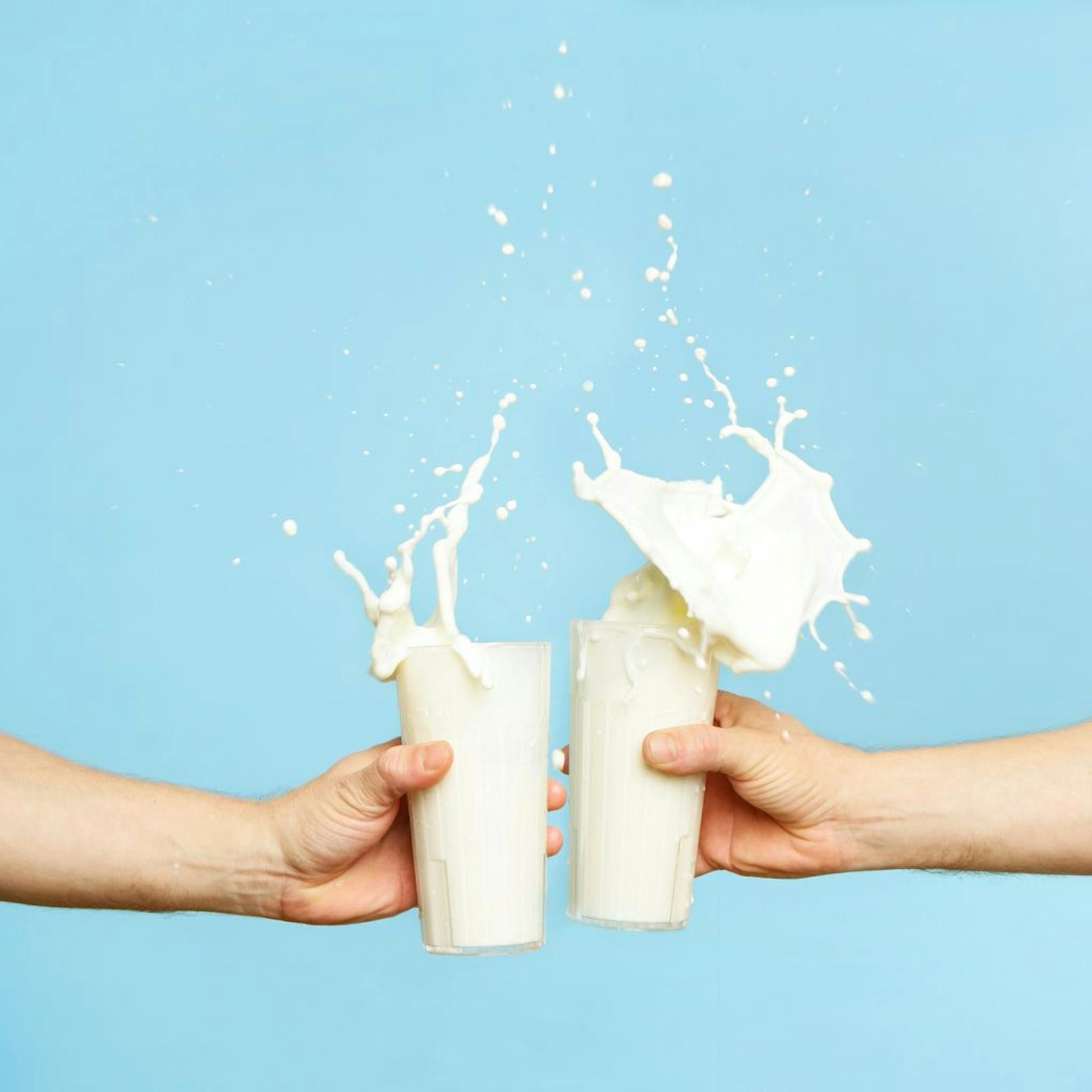 Deinen Kalzium-Bedarf kannst du ganz leicht mit Milch decken. Andernfalls kannst du auch eine Alternative wählen, wie zum Beispiel kalziumreiches Mineralwasser.