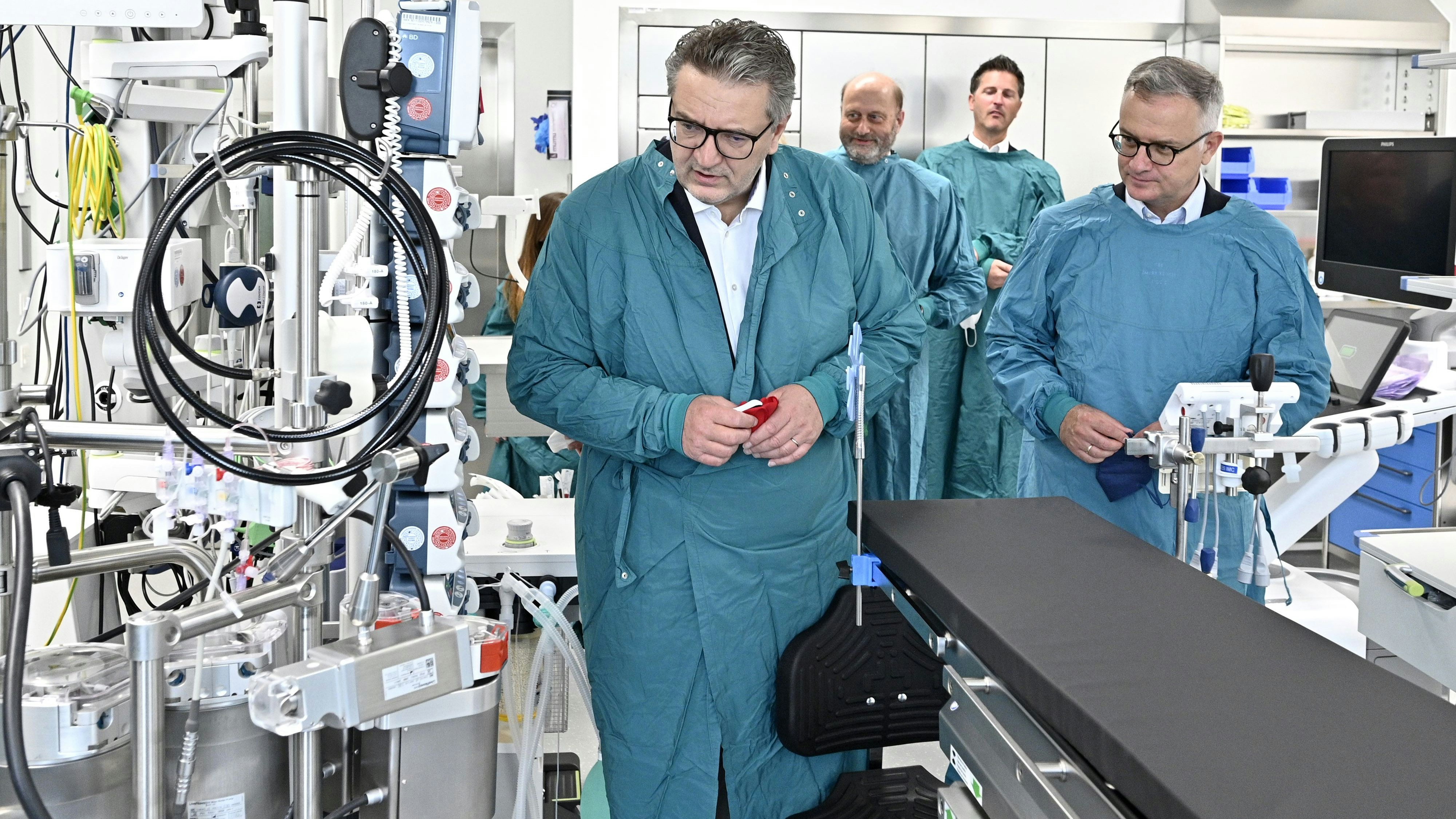 StR Peter Hacker bei der Besichtigung einer neuen Intensivstation im AKH. (Archivbild)