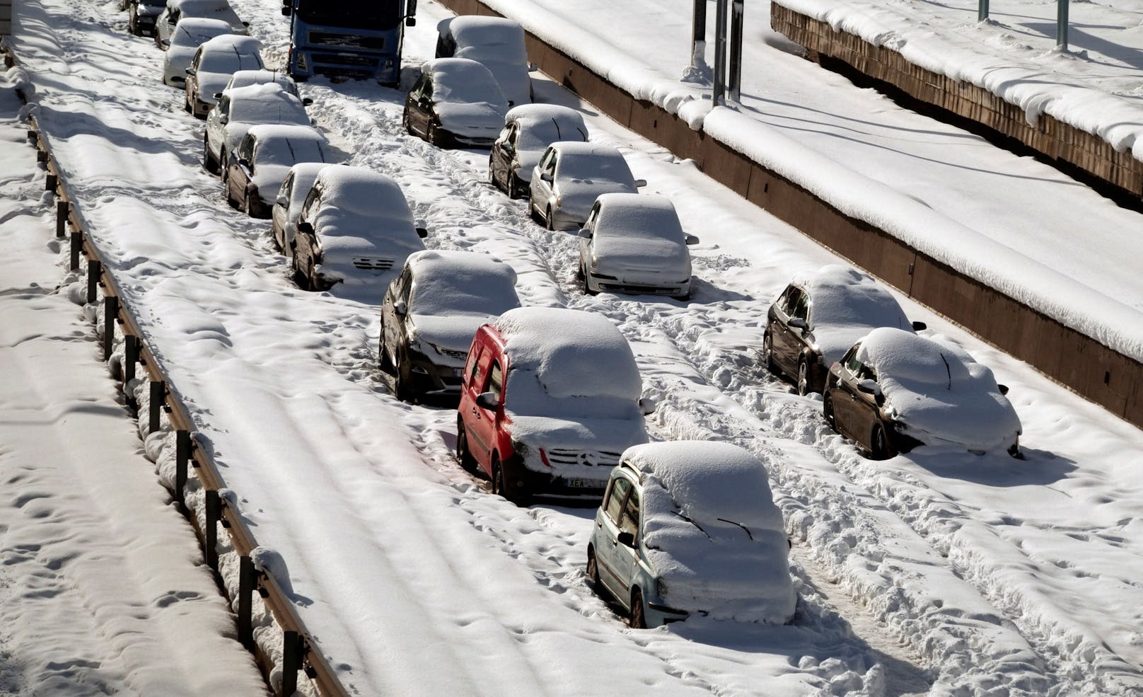 Athen im Schnee-Chaos: "Hunderte sitzen in Autos fest"