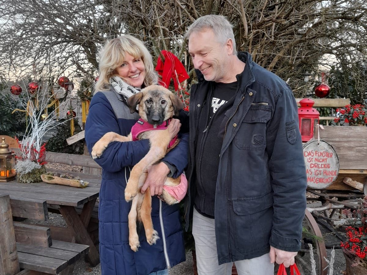 Kiara mit ihren neuen Besitzern. 