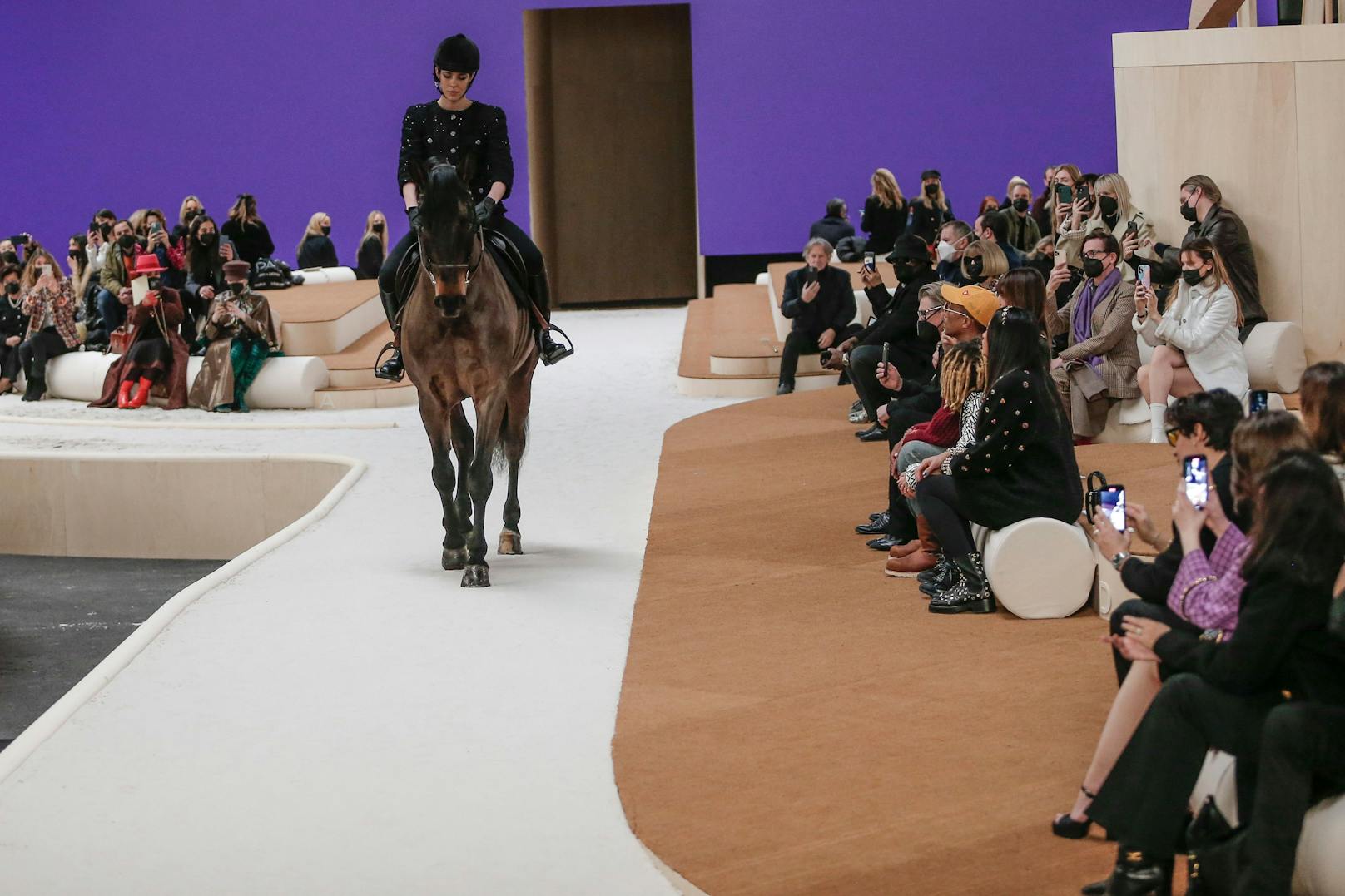 Die Haute-Couture-Show von Chanel eröffnete dieses Mal kein Model, sondern ein Pferd.