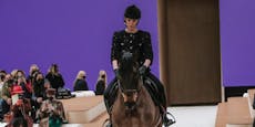 Star-Gast Casiraghi mit Pferd auf Chanel-Bühne in Paris