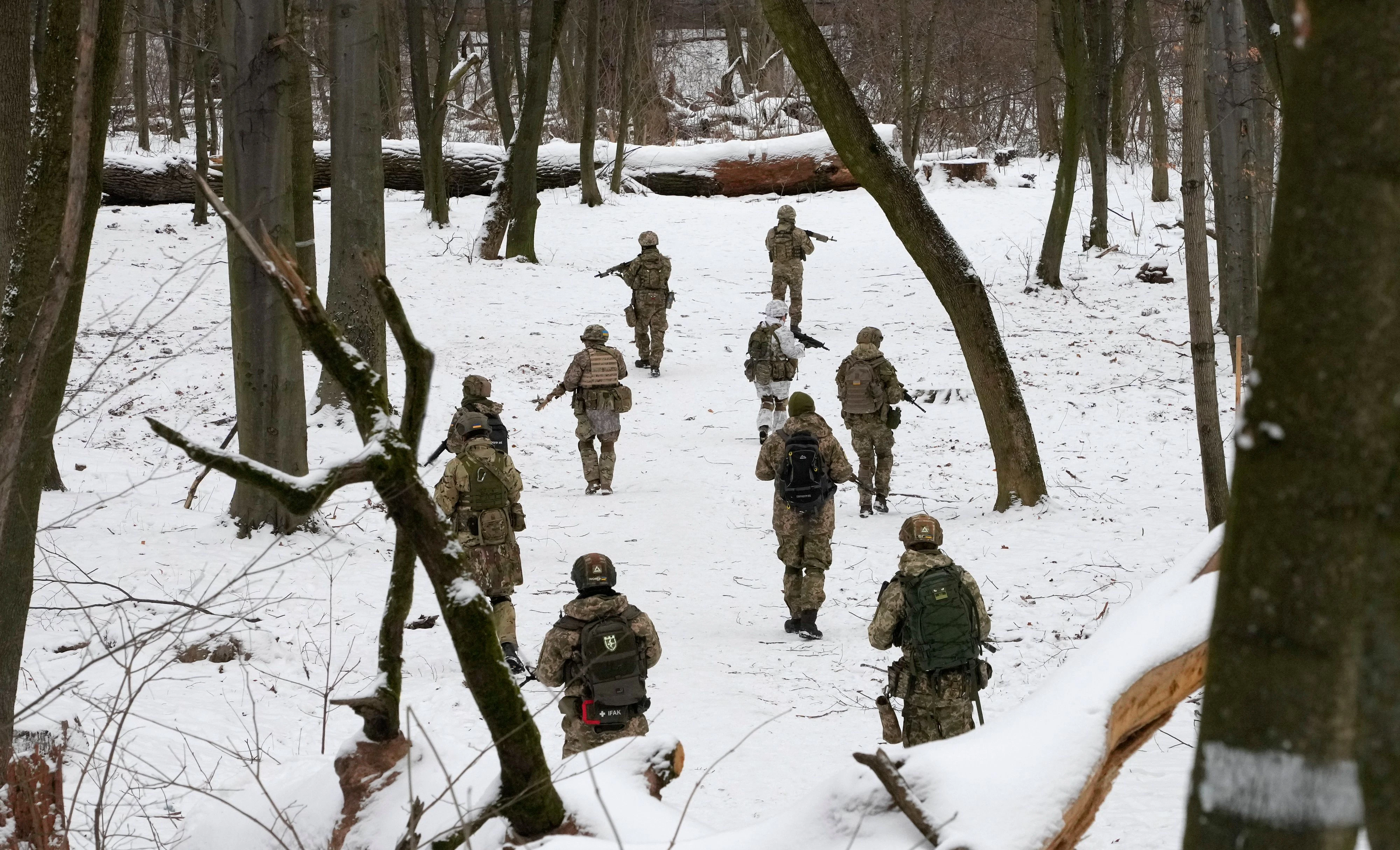Download von www.picturedesk.com am 25.01.2022 (15:53).  Members of Ukraine's Territorial Defense Forces, volunteer military units of the Armed Forces, train in a city park in Kyiv, Ukraine, Saturday, Jan. 22, 2022. Dozens of civilians have been joining Ukraine's army reserves in recent weeks amid fears about Russian invasion. (AP Photo/Efrem Lukatsky) - 20220122_PD14147 - Rechteinfo: Rights Managed (RM)