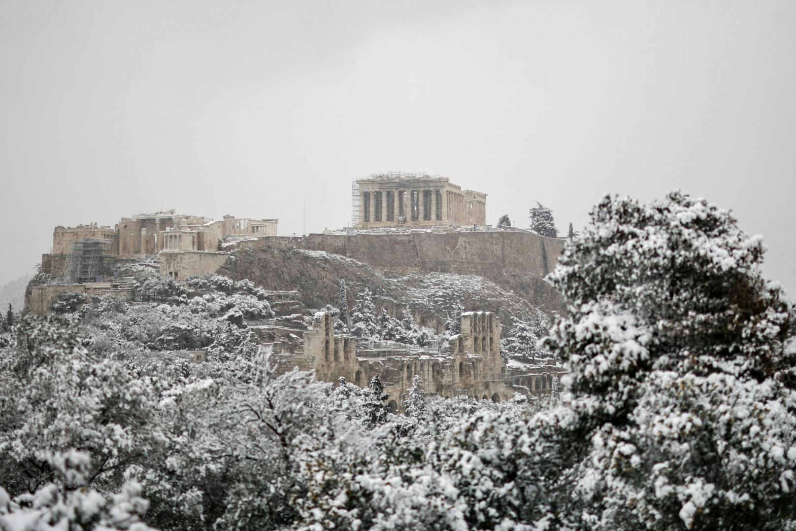 Starker Schneefall hat das Leben in Athen...