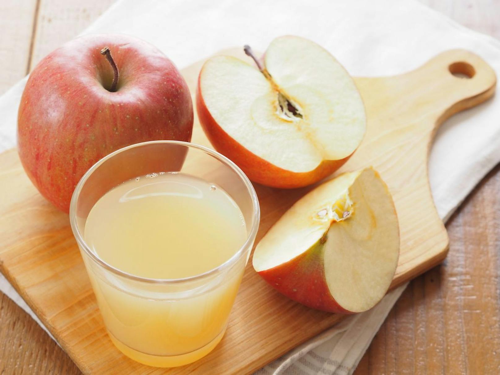 Du kannst gerne frische Äpfel verputzen, aber in Flüssigform solltest du lieber naturtrüben Apfelsaft trinken. Dieser enthält den Ballaststoff Pektin, der deine Verdauung fördert.