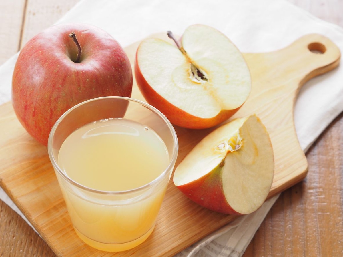 Du kannst hierfür frische Äpfel essen, aber in Flüssigform solltest du lieber naturtrüben Apfelsaft trinken. Dieser enthält den Ballaststoff Pektin, der deine Verdauung fördert.