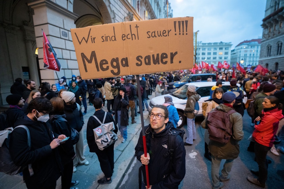 Eine Kundgebung der Sozialistischen Jugend Österreich (SJÖ) und des VSStÖ im Oktober 2021.