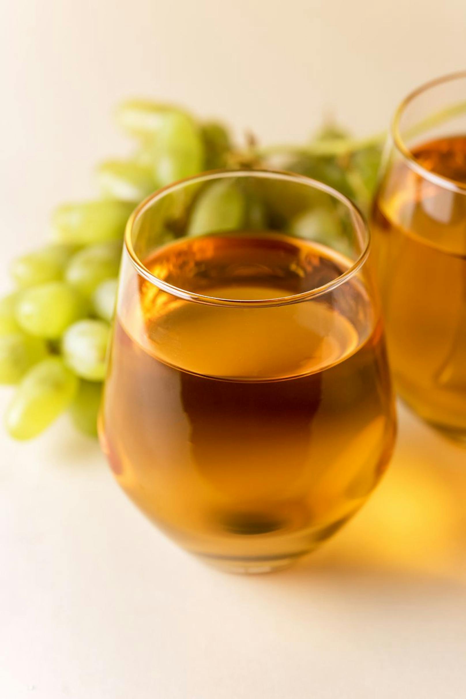 Im Traubensaft ist Weinsäure enthalten, welches die Innenwände deines Verdauungskanals stimuliert. Somit beschleunigt sich auch deine Verdauung. 