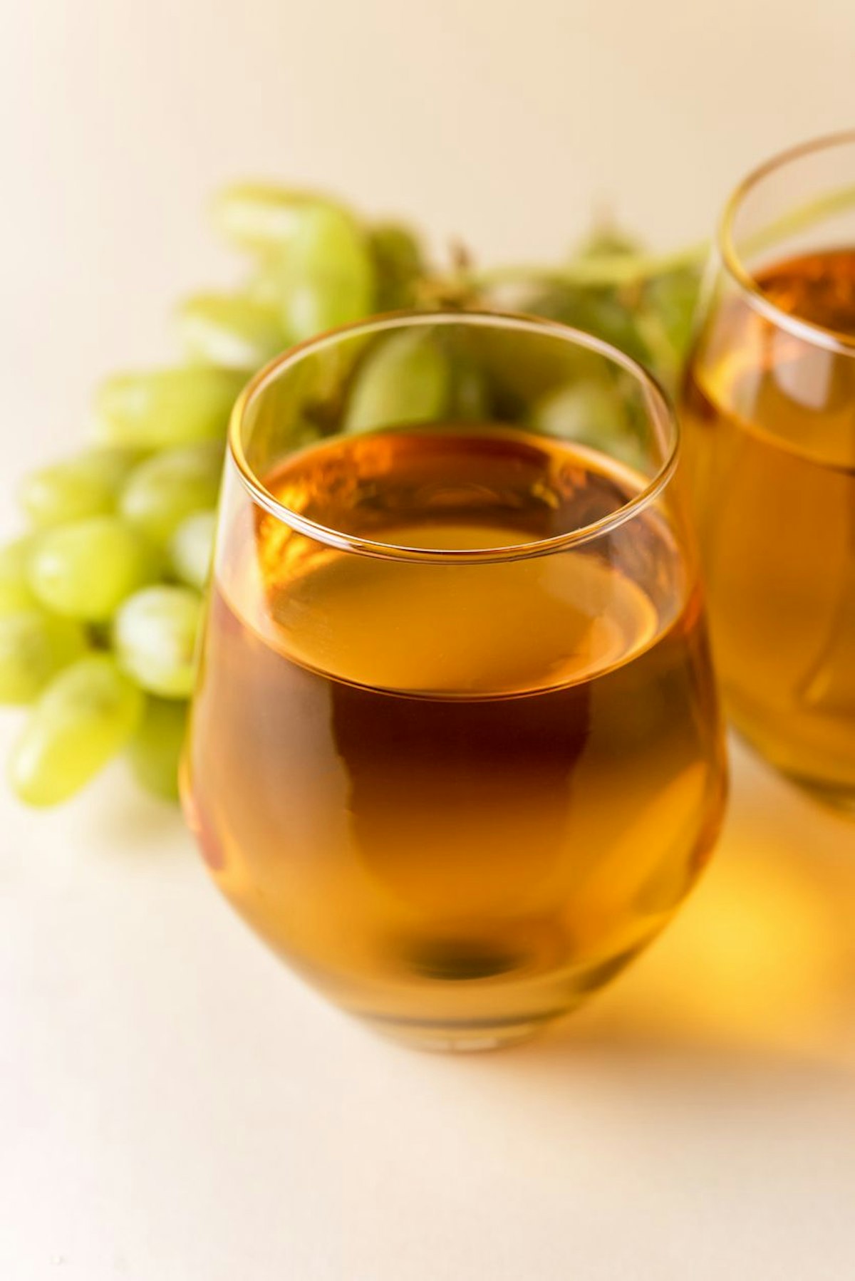 Im Traubensaft ist Weinsäure enthalten, die die Innenwände deines Verdauungskanals stimuliert. Somit beschleunigt sich auch deine Verdauung. 