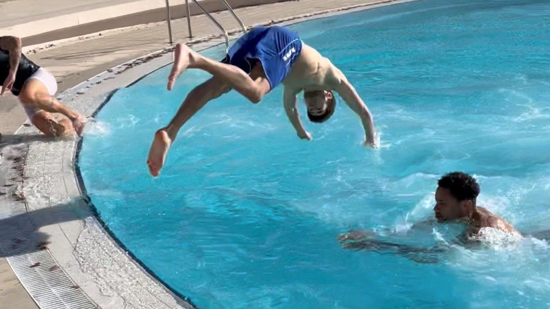 Der Sprung ins Eispool