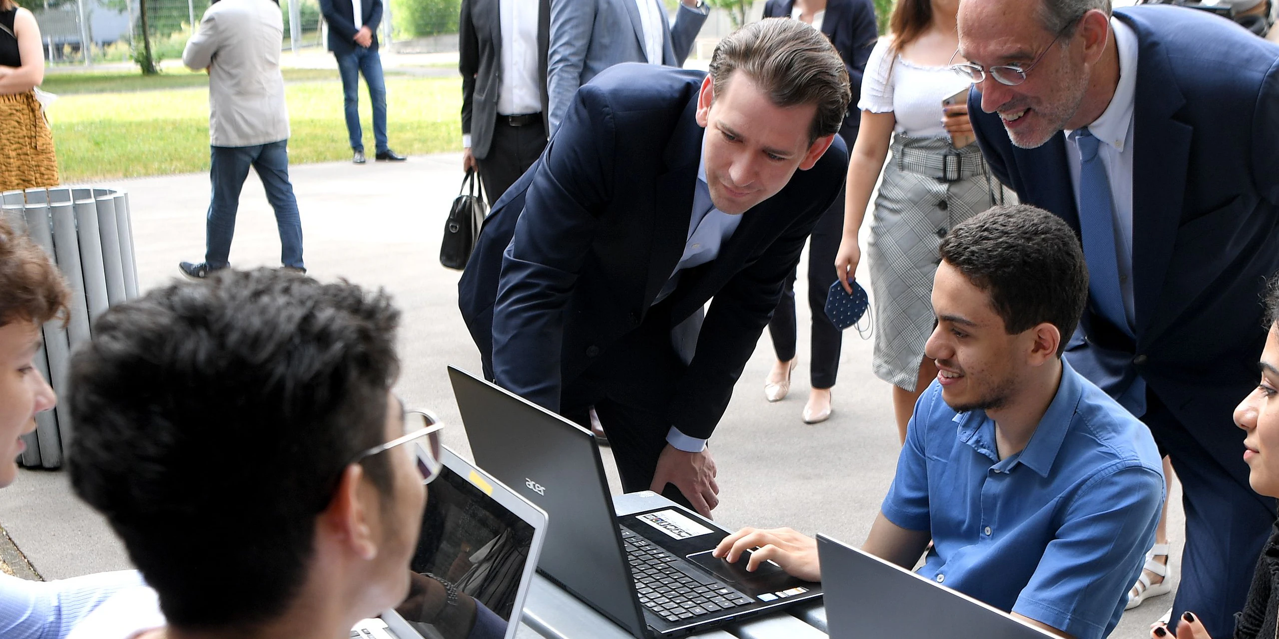 Sucht der Ex-Kanzler im Internet nach der Website seiner neuen Firma, wird er nur Infos über einen Wiener GEwerkschafter finden.