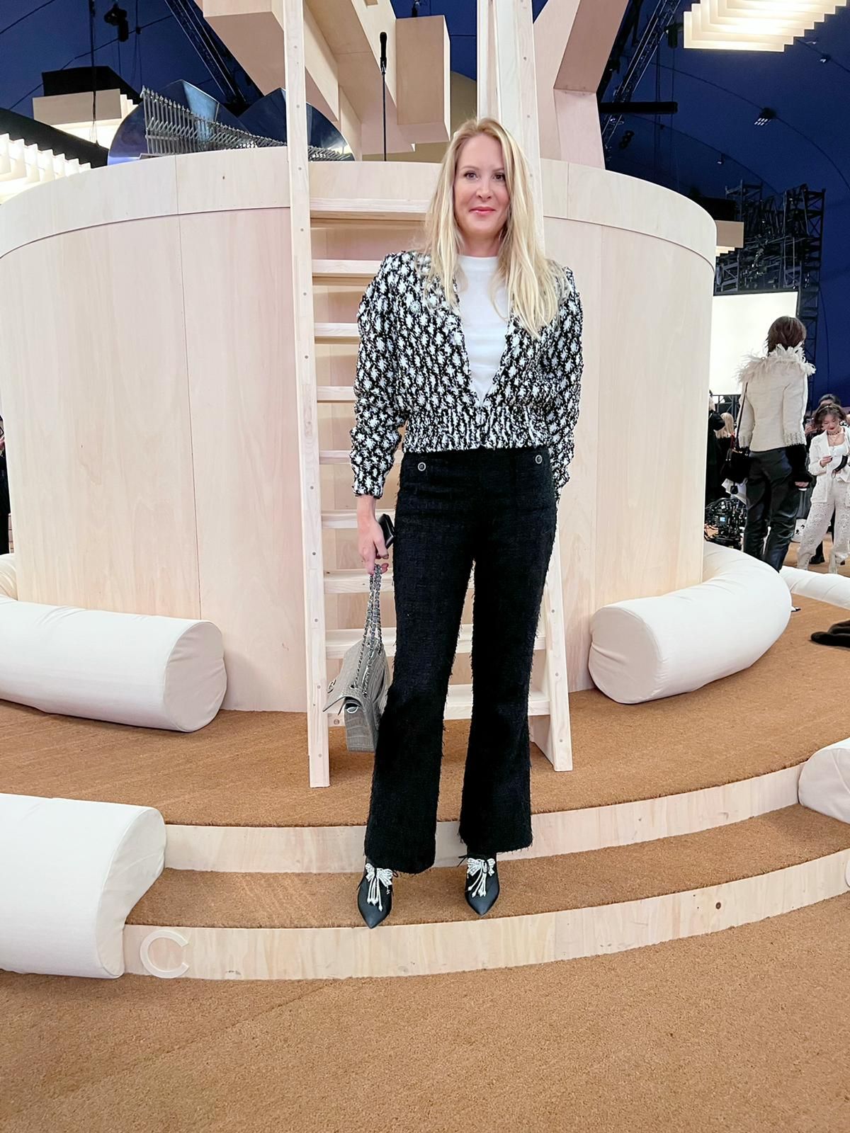 Verlegerin Eva Dichand strahlte in Paris von Kopf bis Fuß in Chanel.