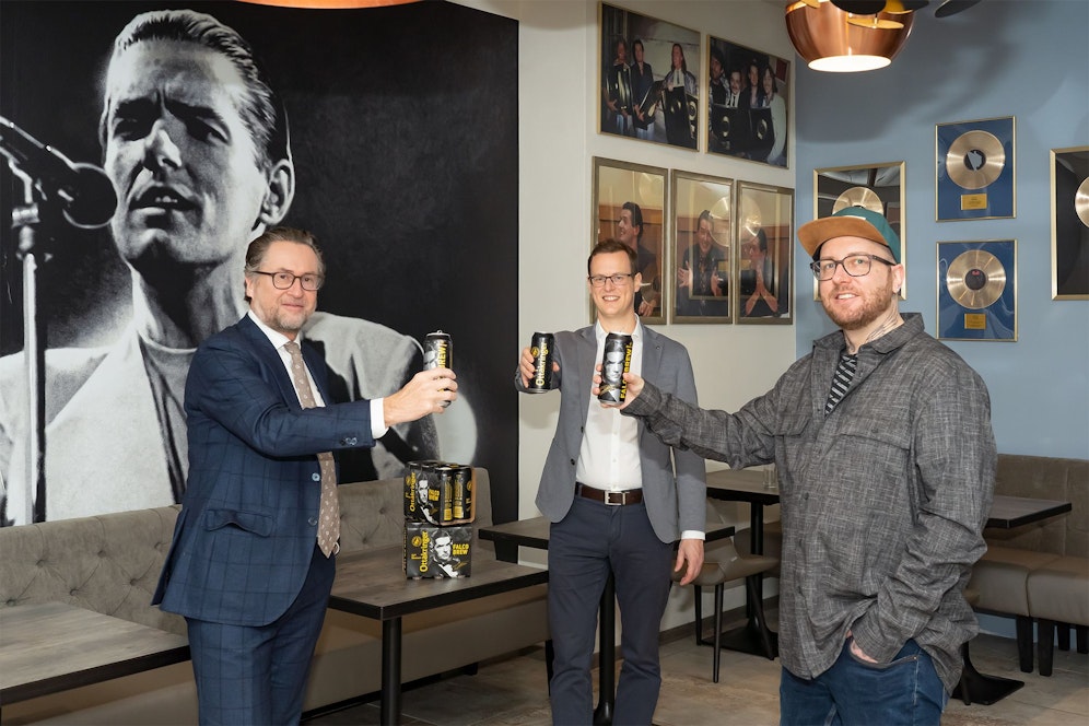 Georg Riedl (Vorstand der Falco Privatstiftung), Harald Mayer (Geschäftsführer OttakringerBrauerei GmbH) und Max Lepschi (Manager Business Development der Sony Music Entertainment Austria GmbH) stoßen auf die neue Kreation an.