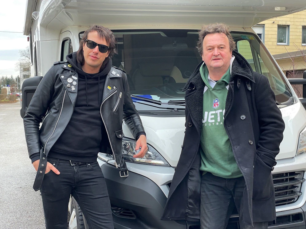 Dr. Marco Pogo und Hanno Settele (v.l.) im Wohnmobil auf der Suche nach den letzten Impfwilligen für 