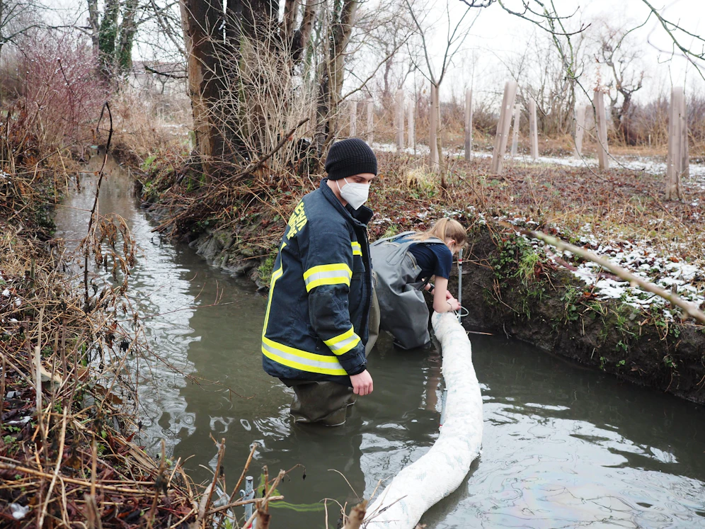 Die Feuerwehr beim Errichten der Ölsperre