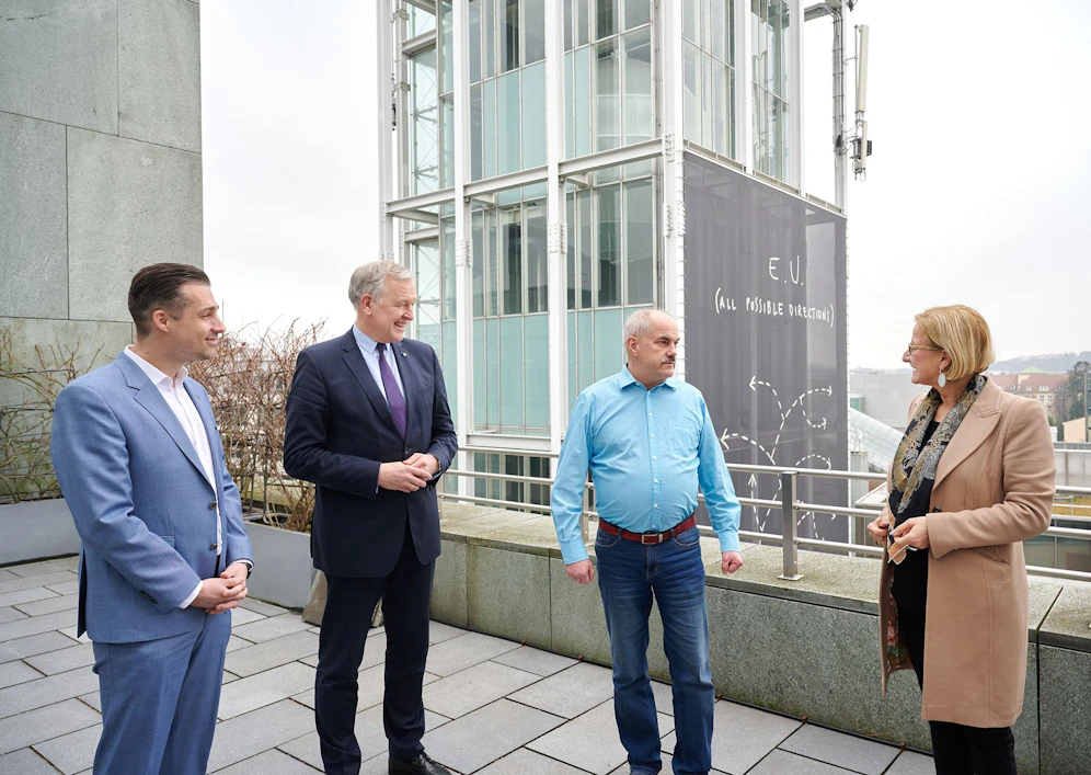 Landeshauptfrau Johanna Mikl-Leitner und Landesrat Martin Eichtinger (2.v.l.) freuen sich mit MAG-Geschäftsführer Etlinger und Projektteilnehmer Küntzel über das Projekt.