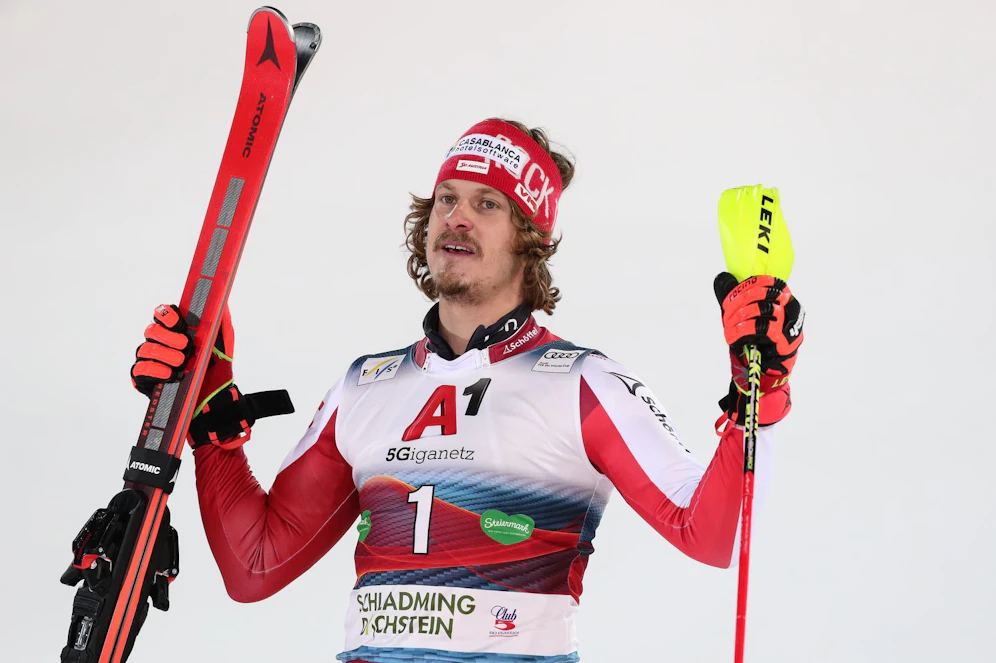 Manuel Feller bei der Siegerehrung in Schladming. 