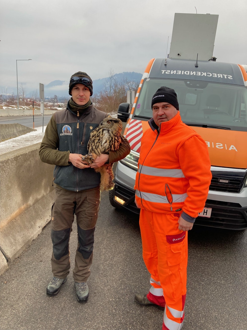 Ein Vogelexperte und Asfinag-Mitarbeiter Othmar Gangl (links) brachten den Uhu in Sicherheit.