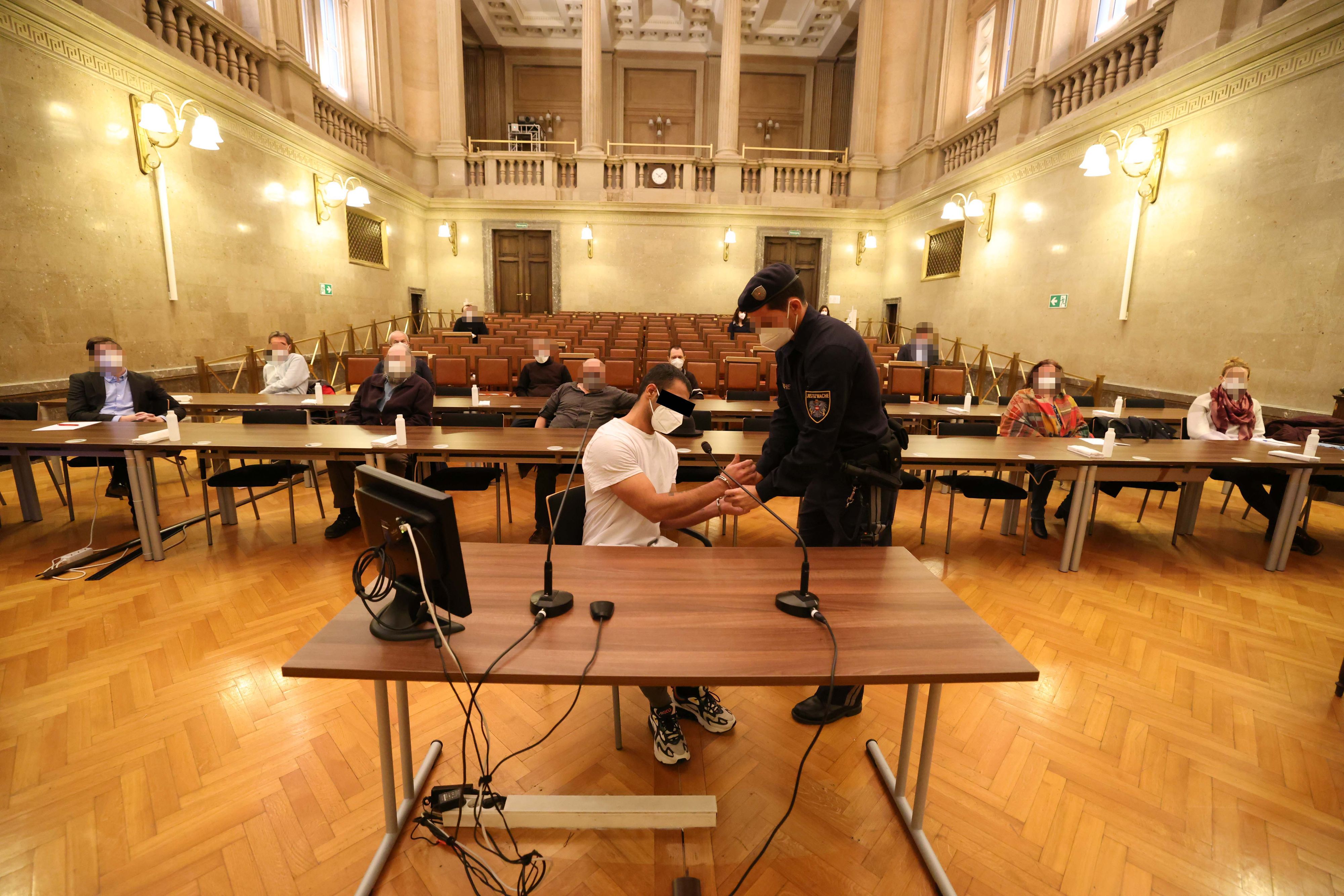 Der 18-Jährige in Handschellen vor Gericht