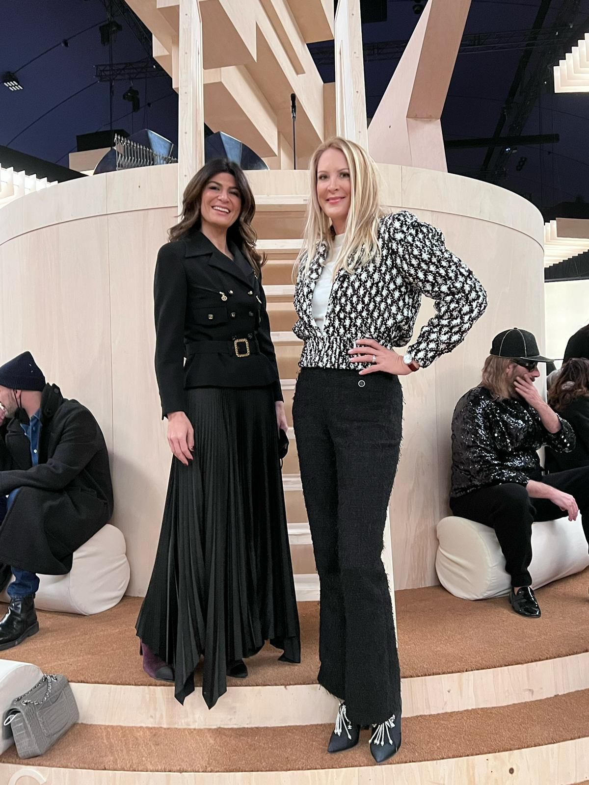 <em>"Heute"</em>-Herausgeberin Eva Dichand und die Wiener Influencerin Sylvie Utudjian (<a href="https://www.instagram.com/uberchique/?hl=de">uberchique.com</a>) vor einer eigens für Chanel angefertigten Skulptur des französischen Künstlers&nbsp;Xavier Veilhan.