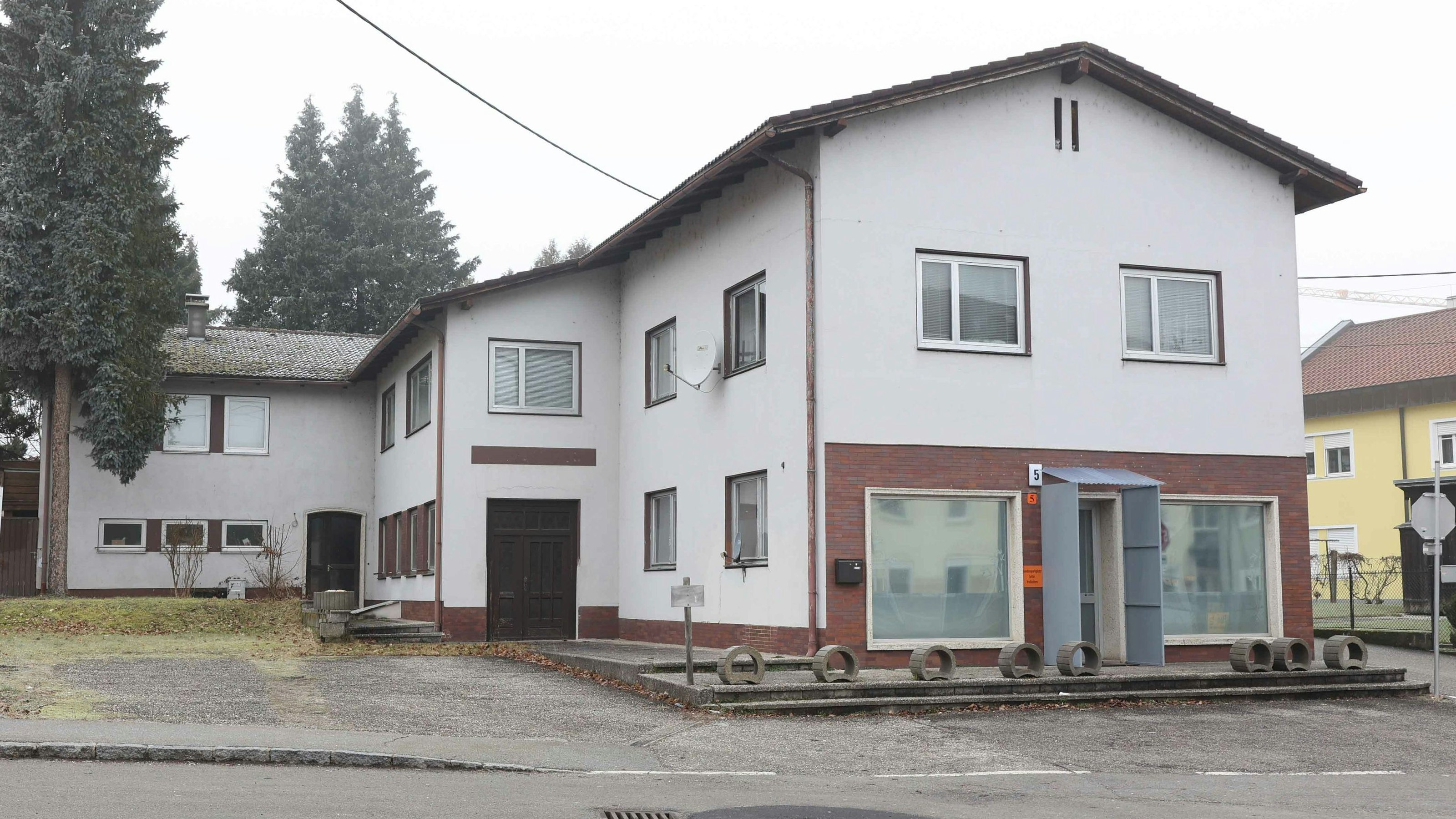 In diesen Haus kommen die Flüchltinge. Der Eingang vorne führt allerdings in ein Puff.