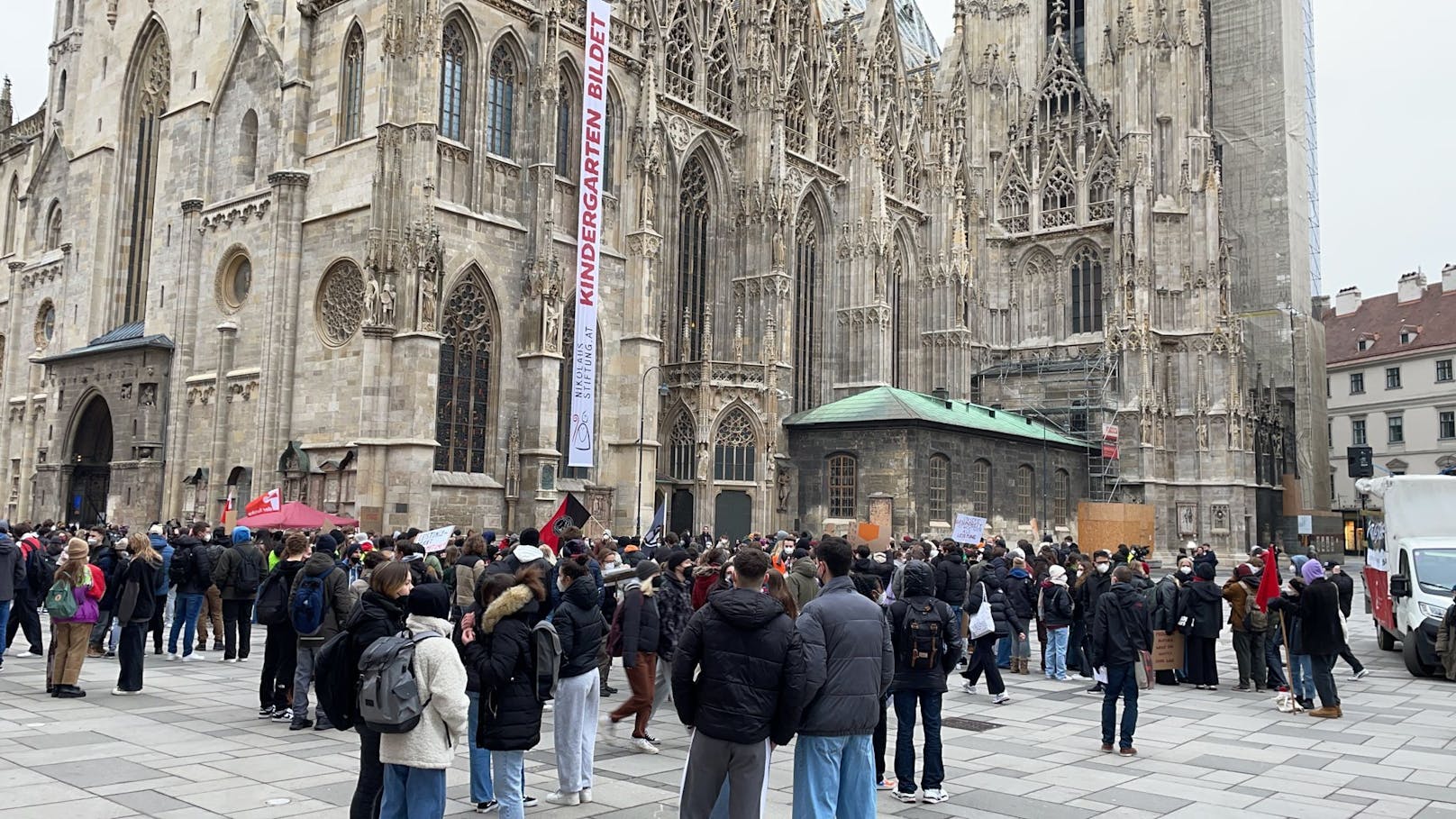 Wiener Maturanten demonstrieren vor Stephansdom
