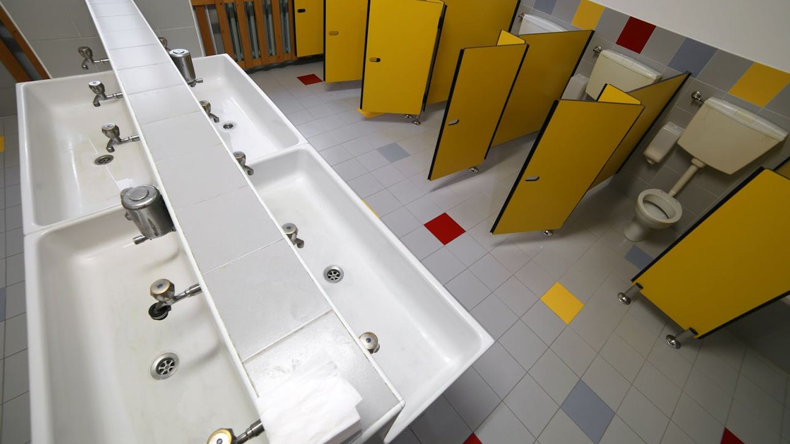 Für vier Burschen aus Niederösterreich gibt es ein WC-Verbot.