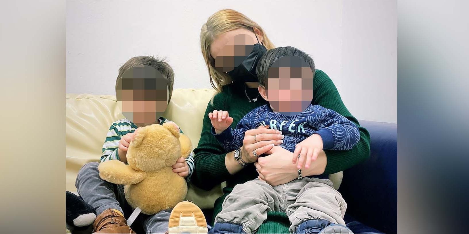 Janeta S. mit ihren beiden Kindern
