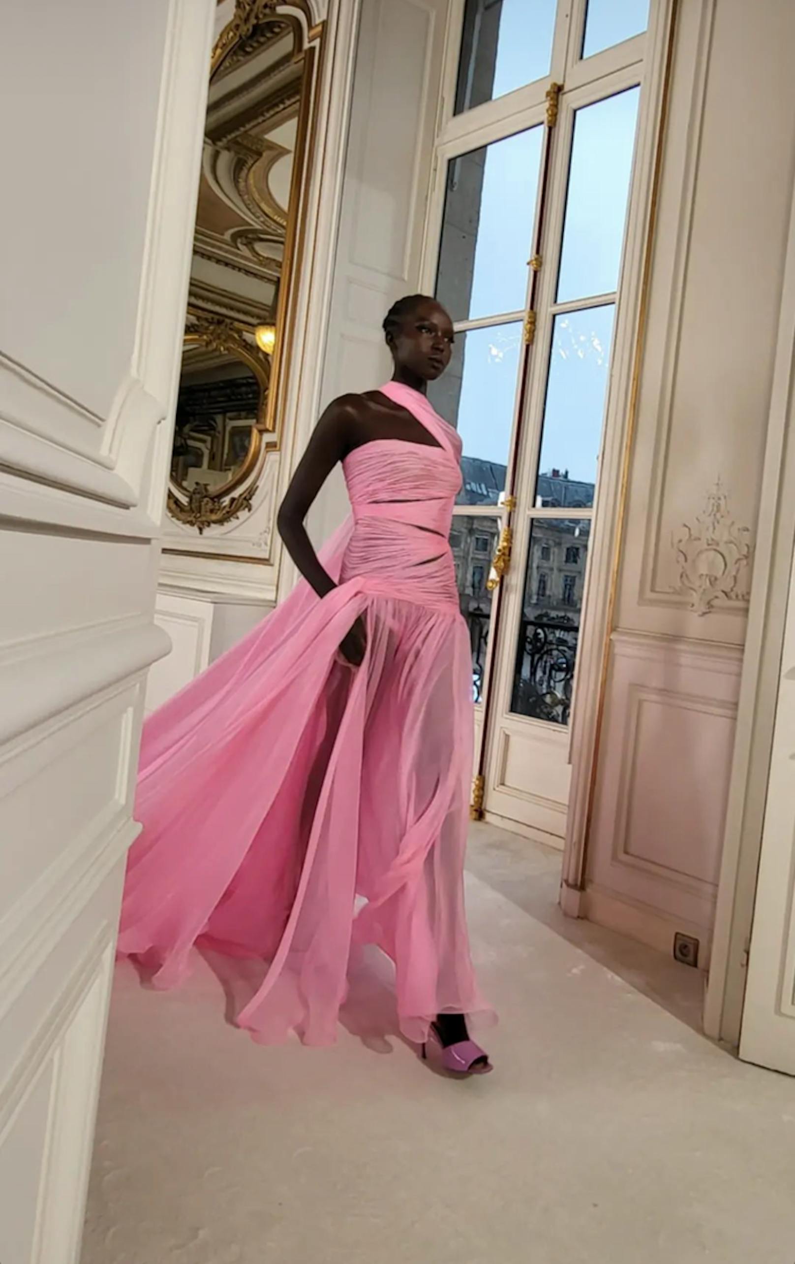 Die Haute Couture Kreationen für den Sommer 2022 begeisterten die Damen in ...