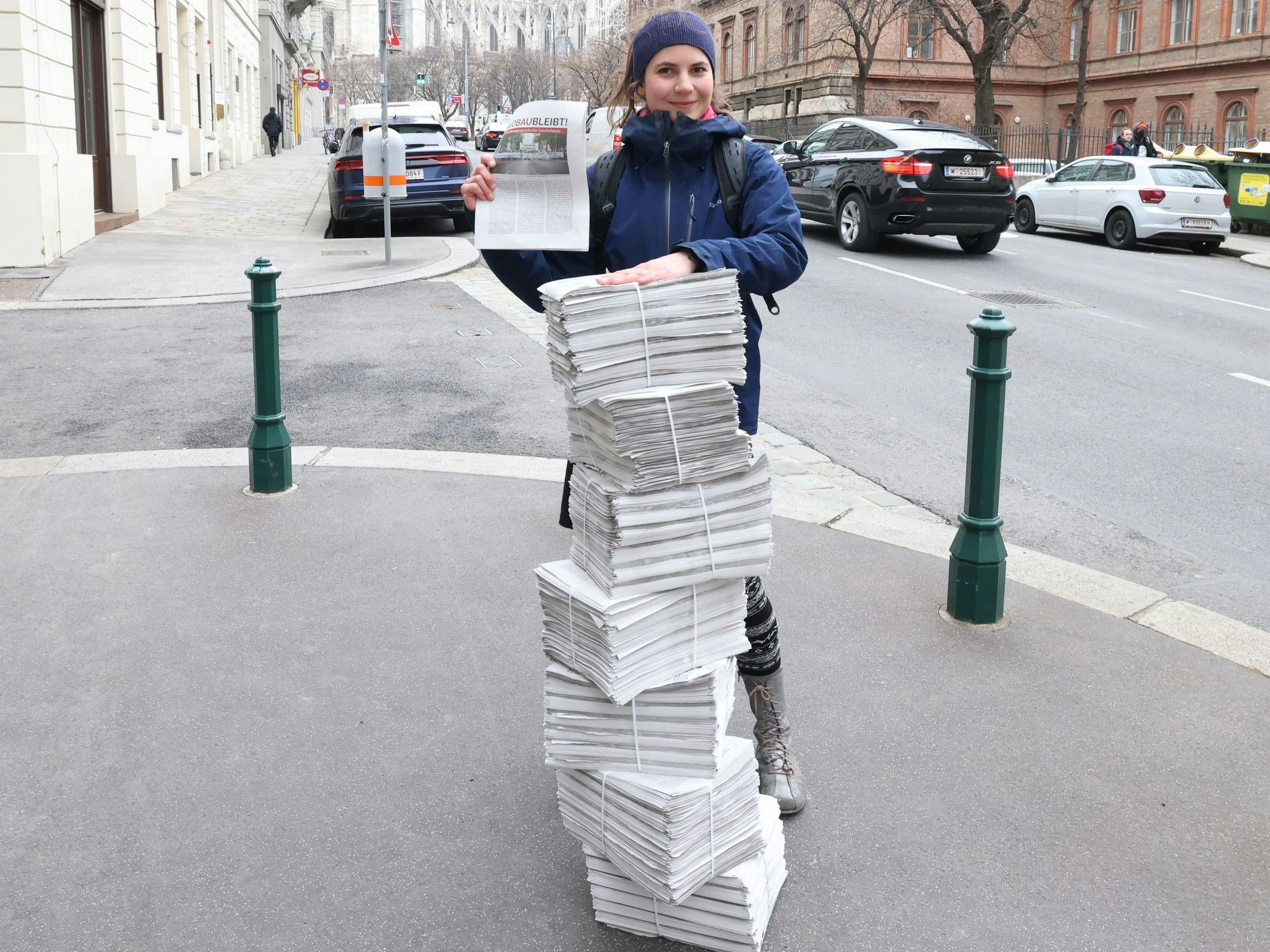 Mira Kapfinger, eine der Initiatorinnen der Lobau-Zeitung, will mit der Ausgabe über das Straßenprojekt aufklären.
