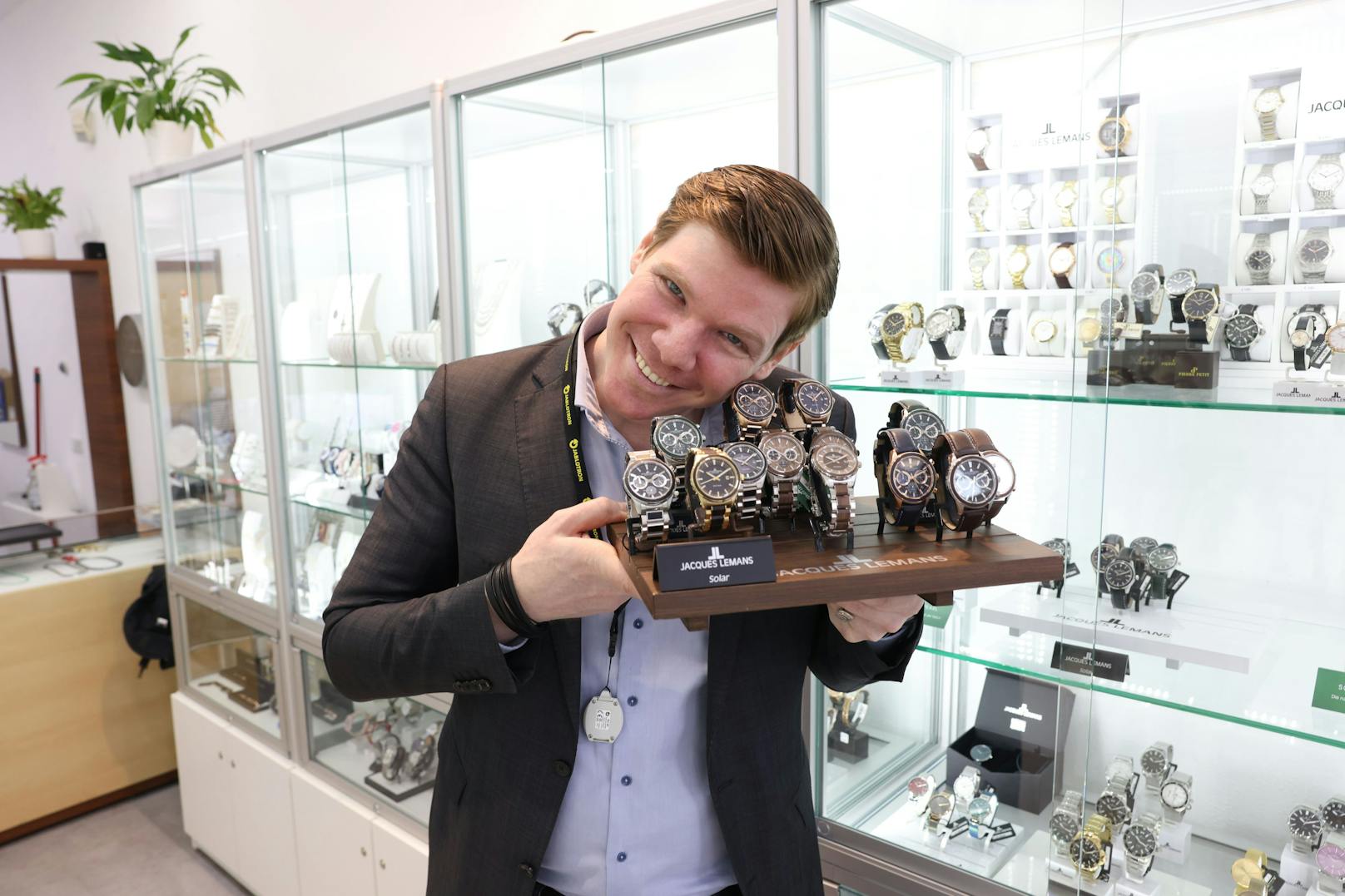 Philipp Thurzo (34) arbeitet hauptberuflich als Juwelier. In seiner Freizeit geht er seinem Hobby, dem Gesang, nach. "I love watches" heißt sein Song über die Liebe zu Uhren.