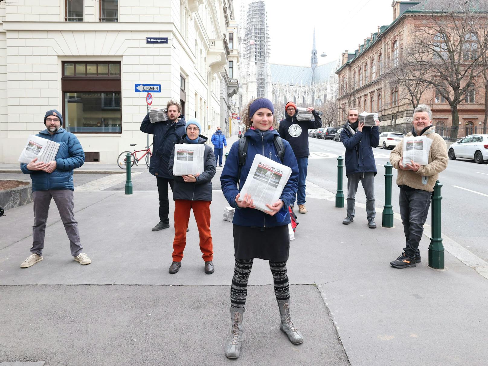 Lobau-Aktivisten verteilen 100.000 Exemplare ihrer eigenen Zeitung "LobauBleibt" jetzt in ganz Wien.