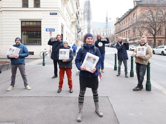 Lobau-Aktivisten verteilen 100.000 Exemplare ihrer eigenen Zeitung "LobauBleibt" jetzt in ganz Wien.