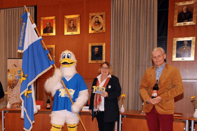 Karin Beier mit dem Maskottchen.