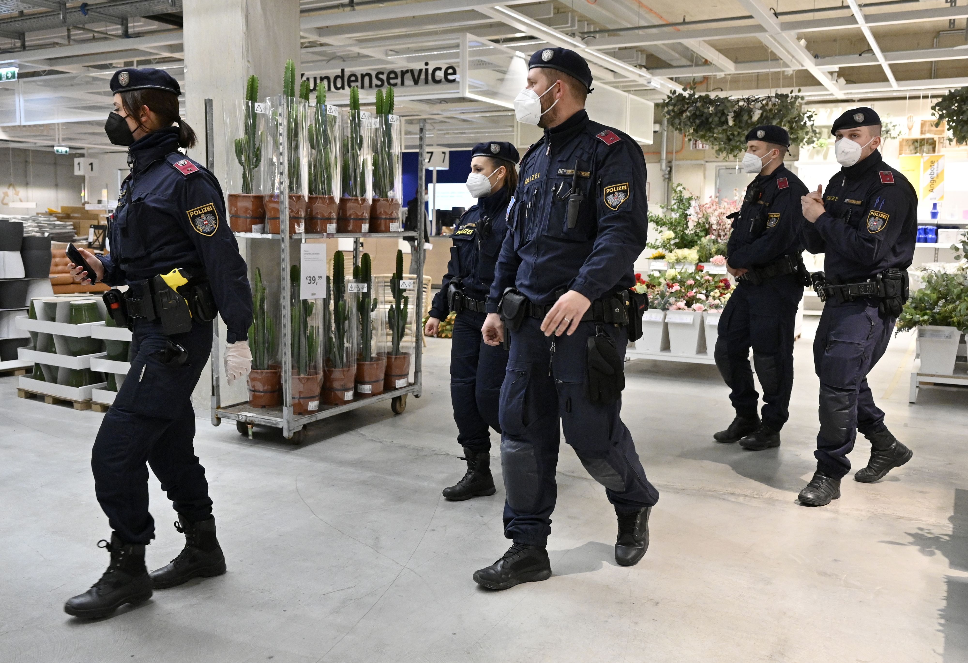  2G-Kontrollen im Handel durch Exekutivbeamte in Wien – Ungeimpfte sollen weiter nichts dürfen, so der Experte.