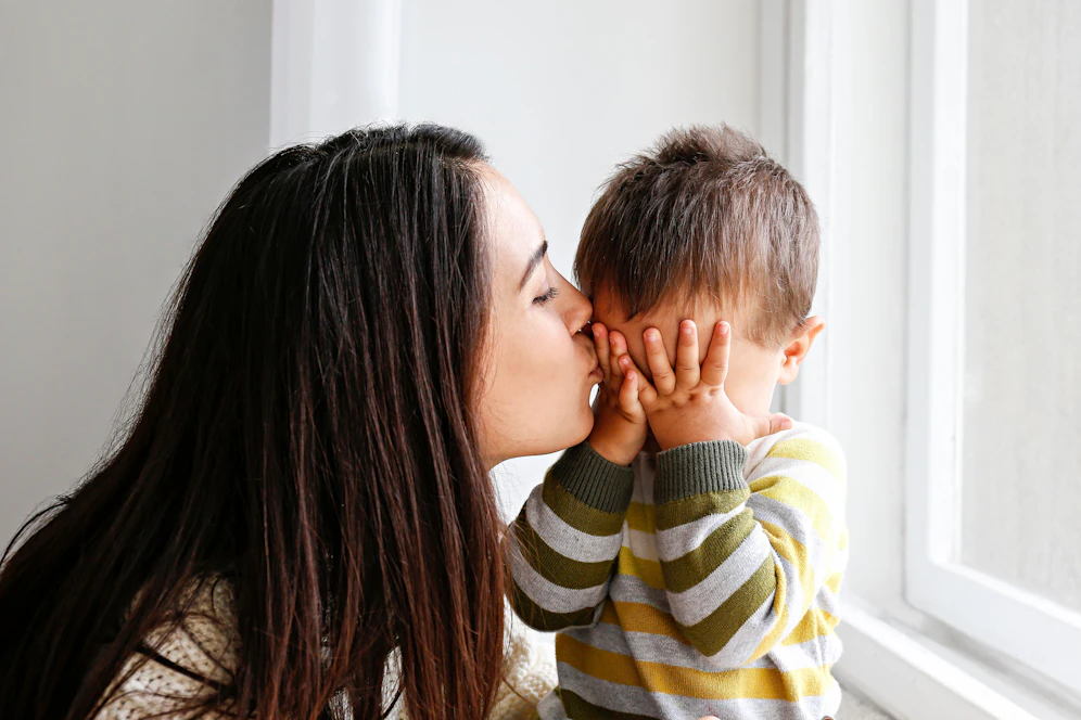 Mama Renata M. musste mit ihrem Sohn vor ihrem Stiefvater flüchten. Sie hat kein Geld und kann sich nicht mal Kleidung für ihr Kind leisten.