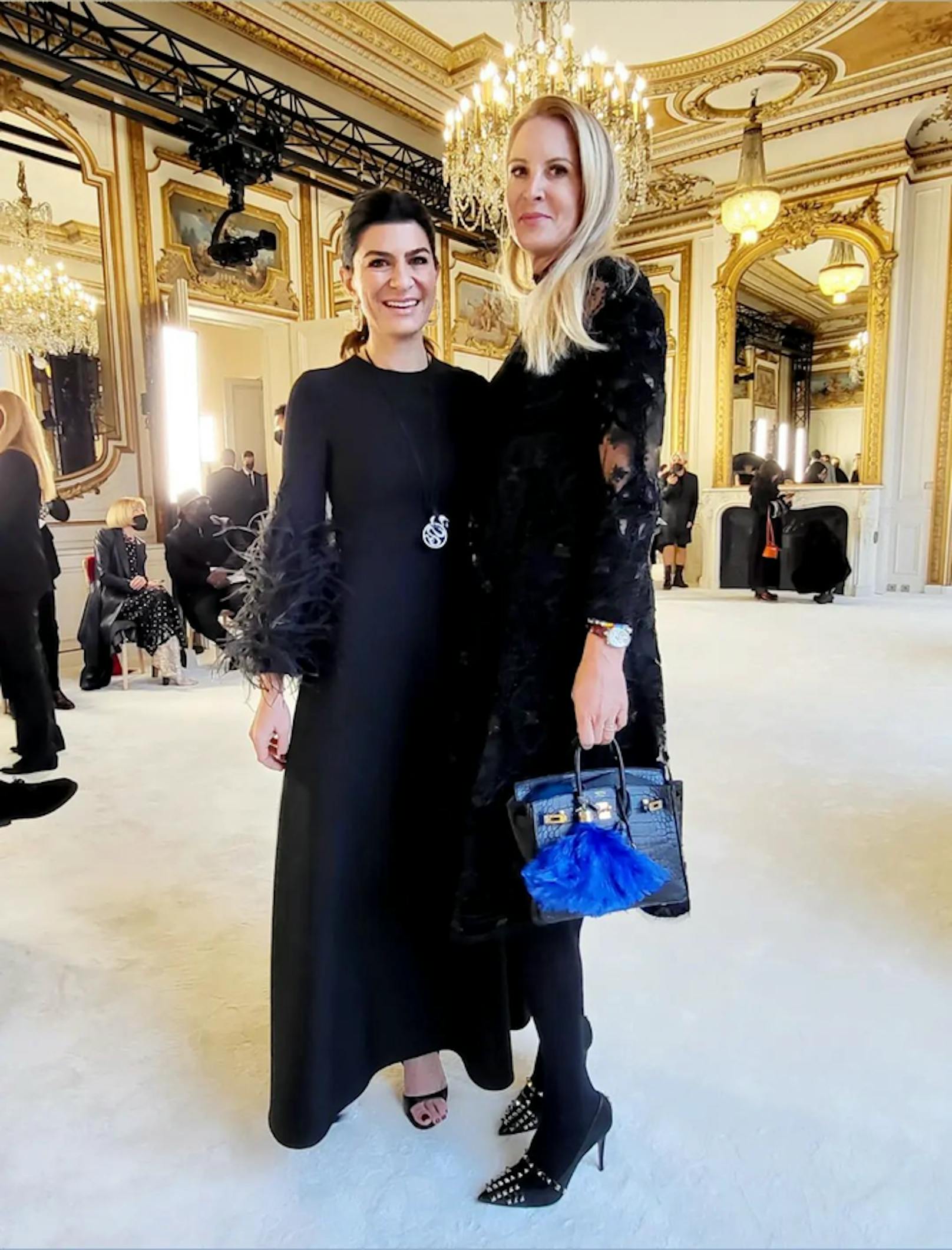 "Heute"-Herausgeberin Eva Dichand besuchte die Show von Valentino gemeinsam mit dere Wiener Influencerin Sylvie Utudjian (<a href="https://www.instagram.com/uberchique/?hl=de">uberchique.com</a>).