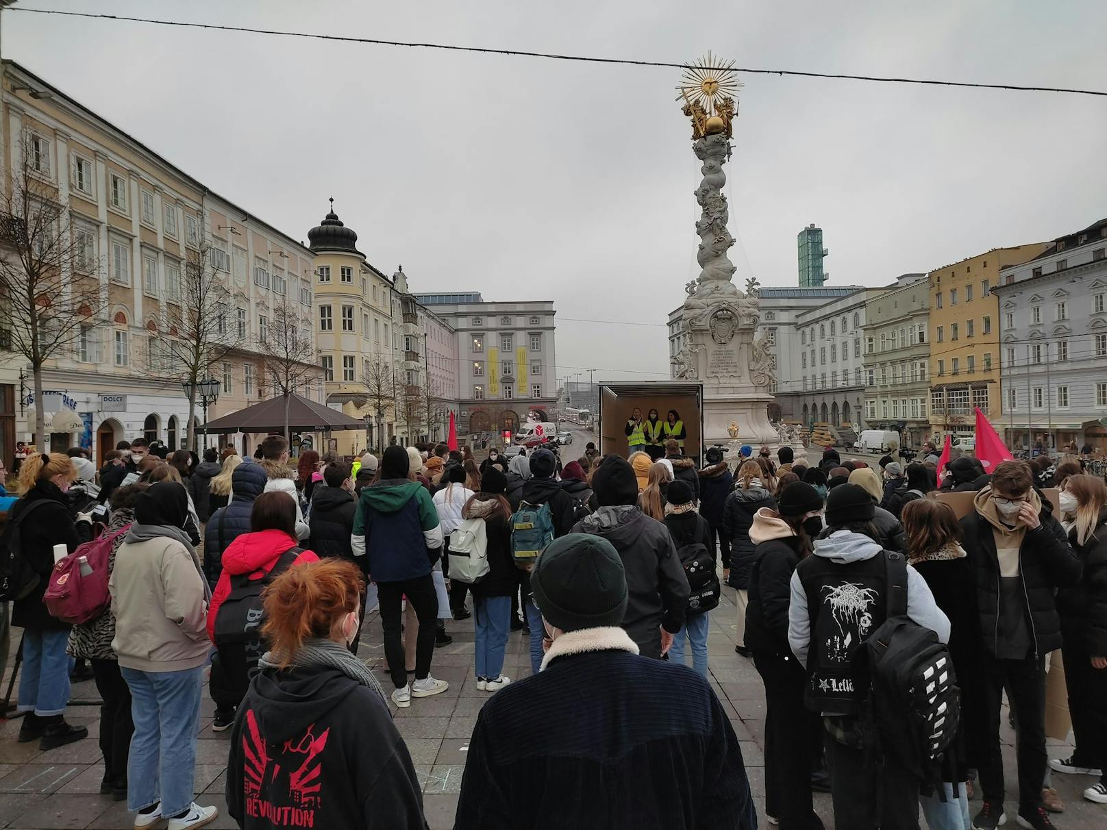 Am Linzer Hauptplatz trafen sich 250 Schüler, um gegen die geplante Matura zu demonstrieren.