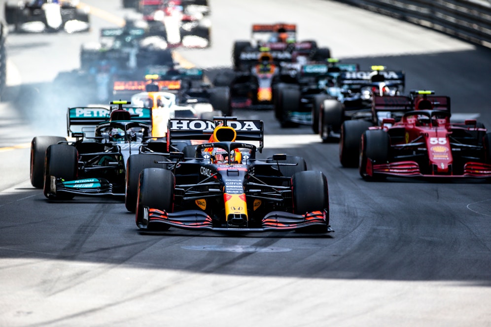 Max Verstappen, Lewis Hamilton und Co. kommen nur mehr mit einem Pieks in ihre Cockpits.