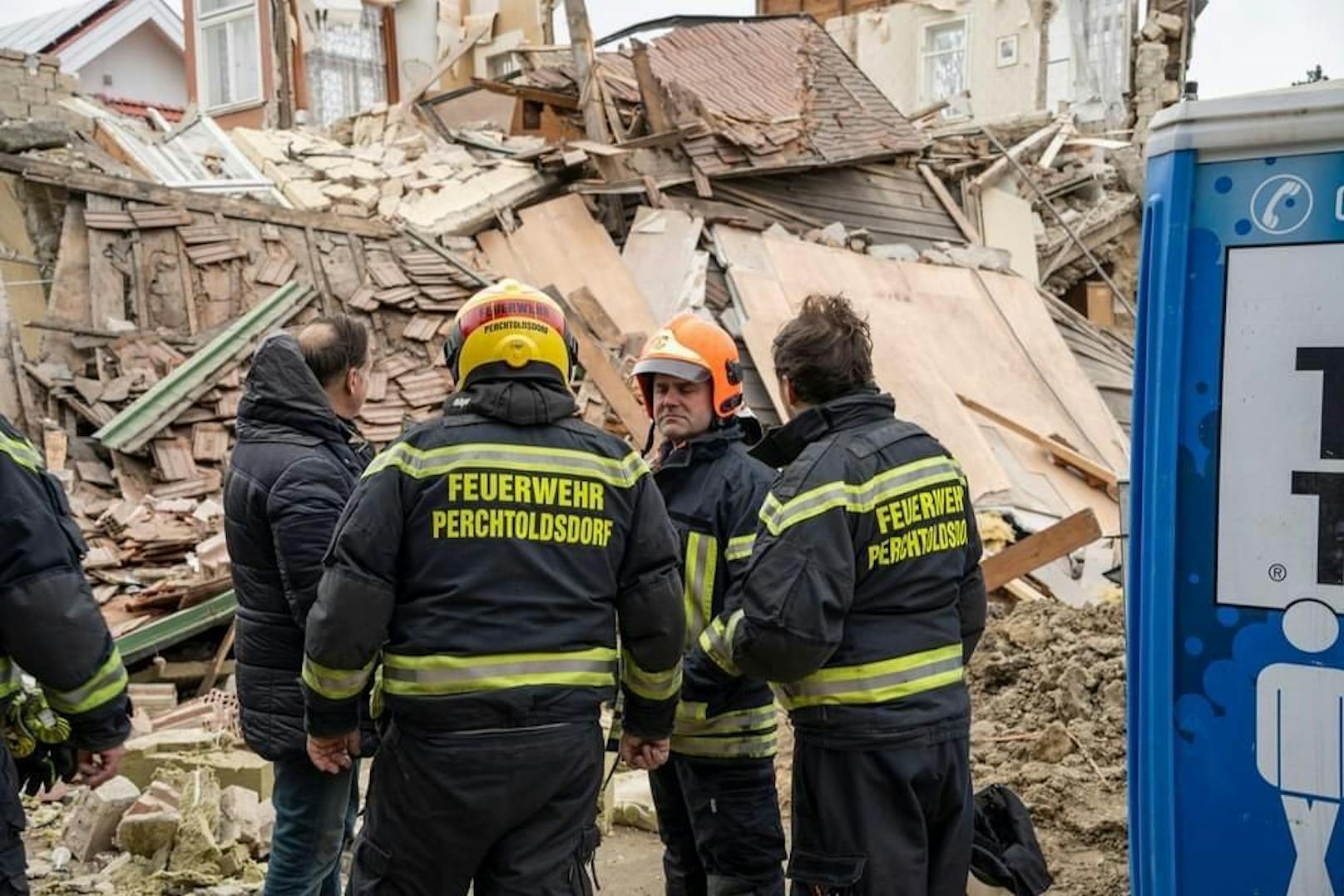 Haus stürzte in Perchtoldsdorf ein: Die Feuerwehr im Einsatz