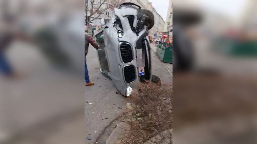 Der SUV überschlug sich nach dem Aufprall.&nbsp;