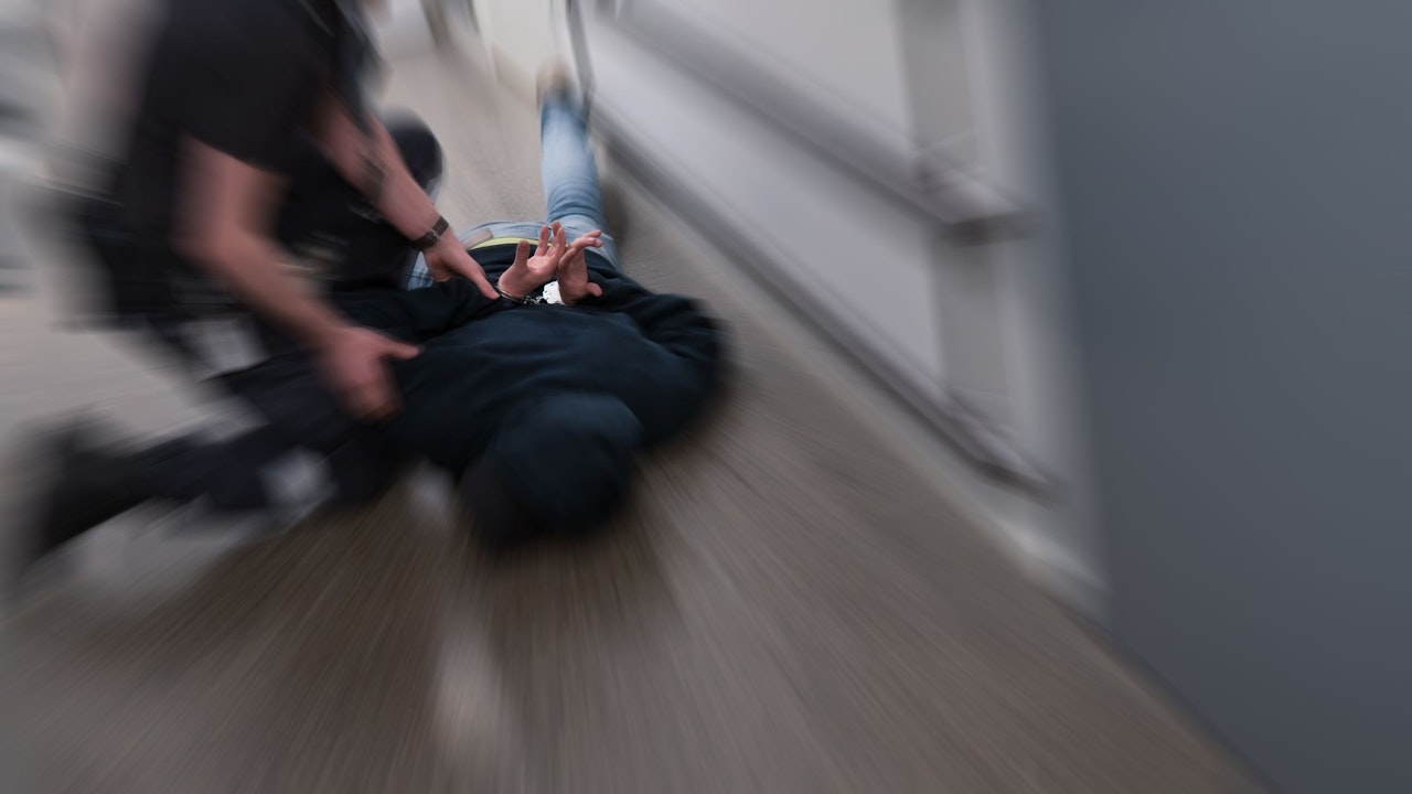 Heute.at - Bub wird von Drogen übel, Vater knöpft sich Dealer vor