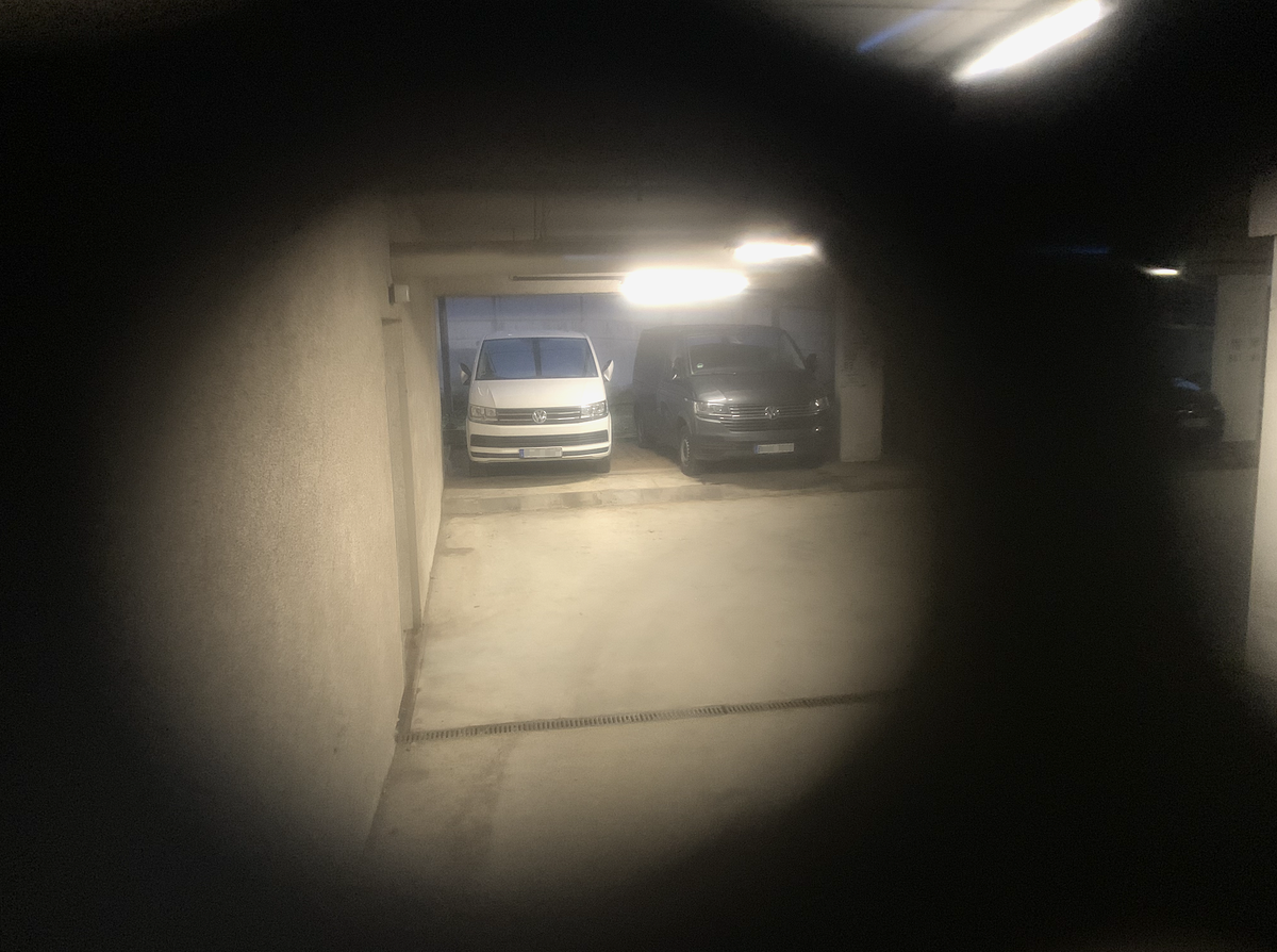 Bei einem Augenschein der ominösen Bundesstelle Bundesservice Telekommunikation fand sie eine ganze Reihe unmarkierter VW-Transporter.